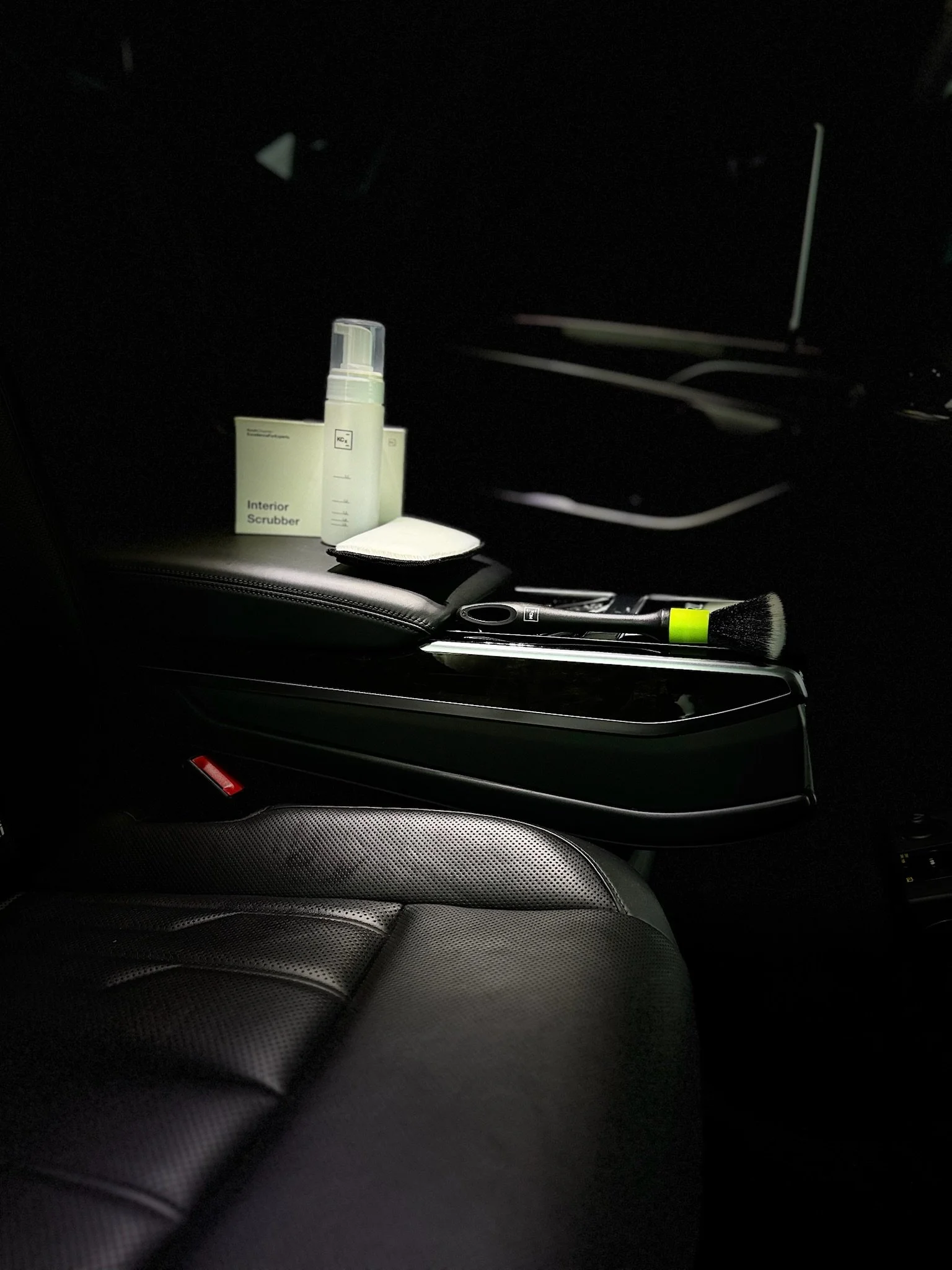 Auto Innenraumreinigung – professionelle Cockpit- und Sitzpflege mit Reinigungsmitteln im Detailing Studio Wedel.