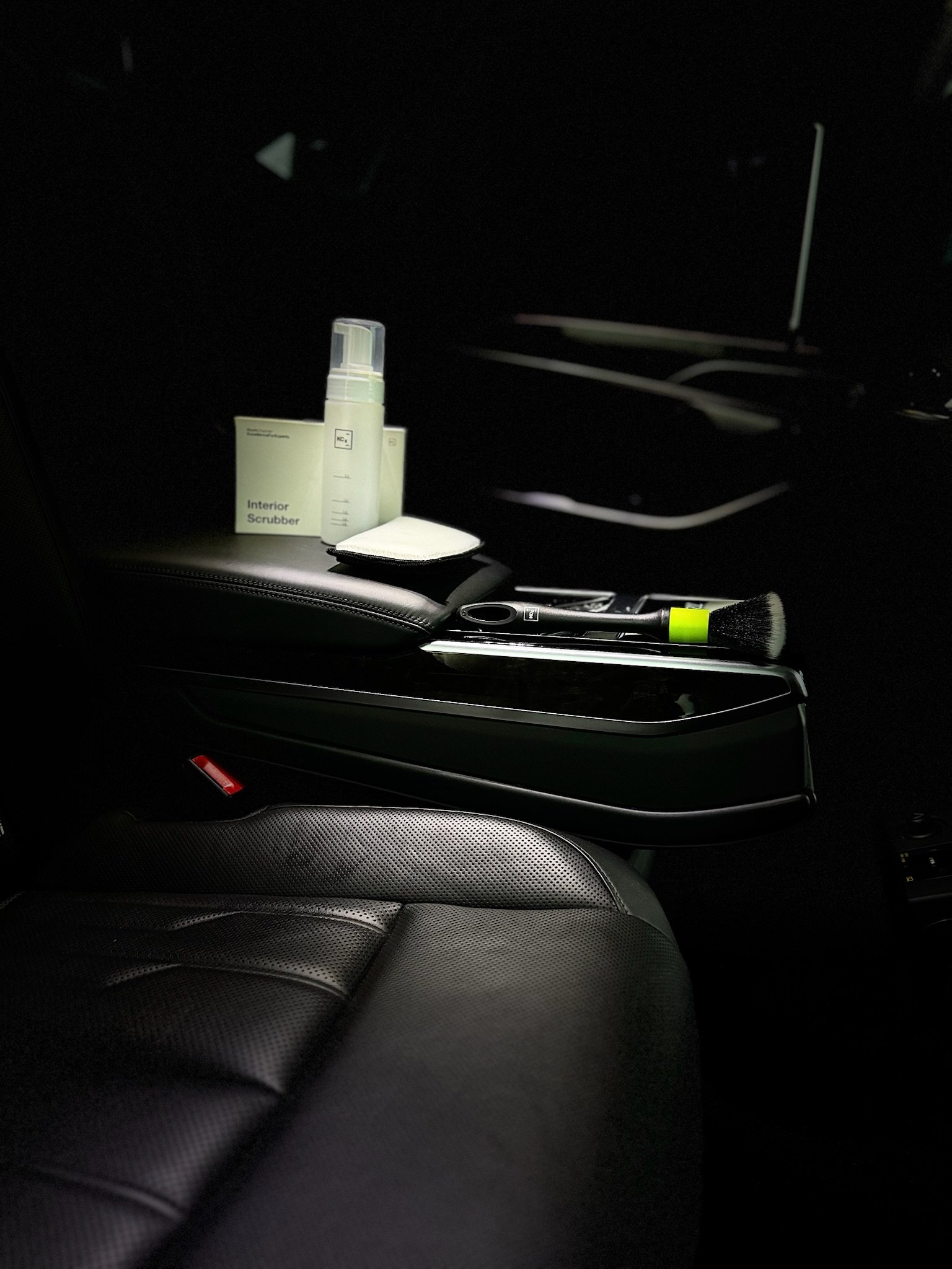 Innenraumaufbereitung mit Tiefenreinigung von Sitzen, Cockpit und Verkleidungen – Hygienische Fahrzeugpflege im Detailing Studio | CWR.