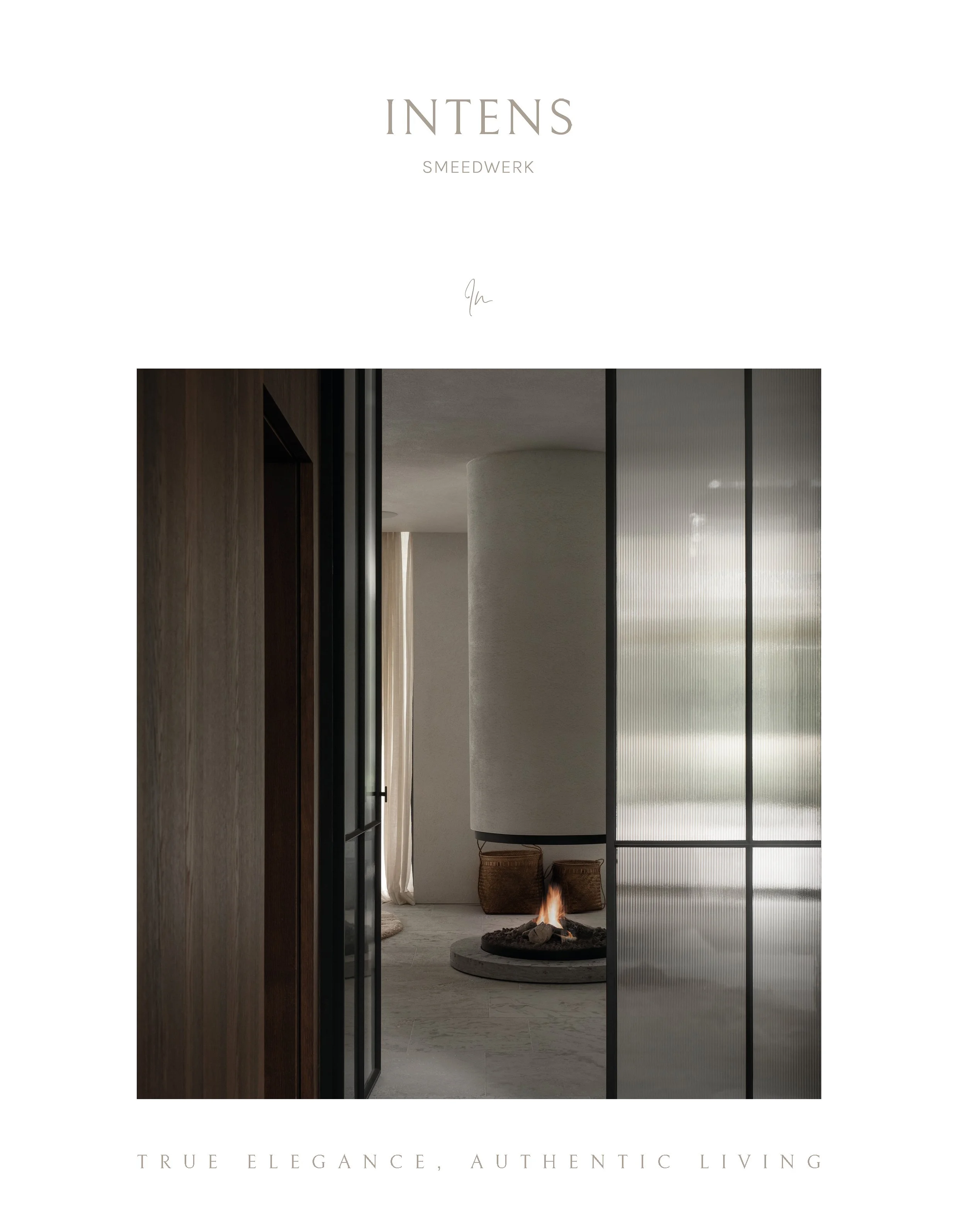 Interieur van een modern huis met een open haard, glazen scheidingswand en minimalistisch design.