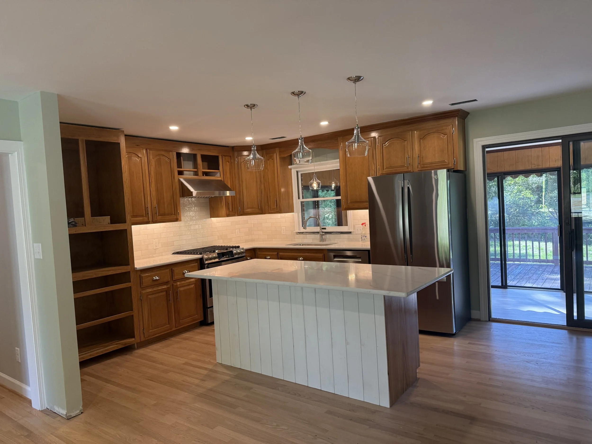 Modern Kitchen Lighting Installation
Expertly wired recessed ceiling lights, elegant pendant fixtures, and functional under-cabinet illumination, bringing warmth and modern functionality to a residential renovation.