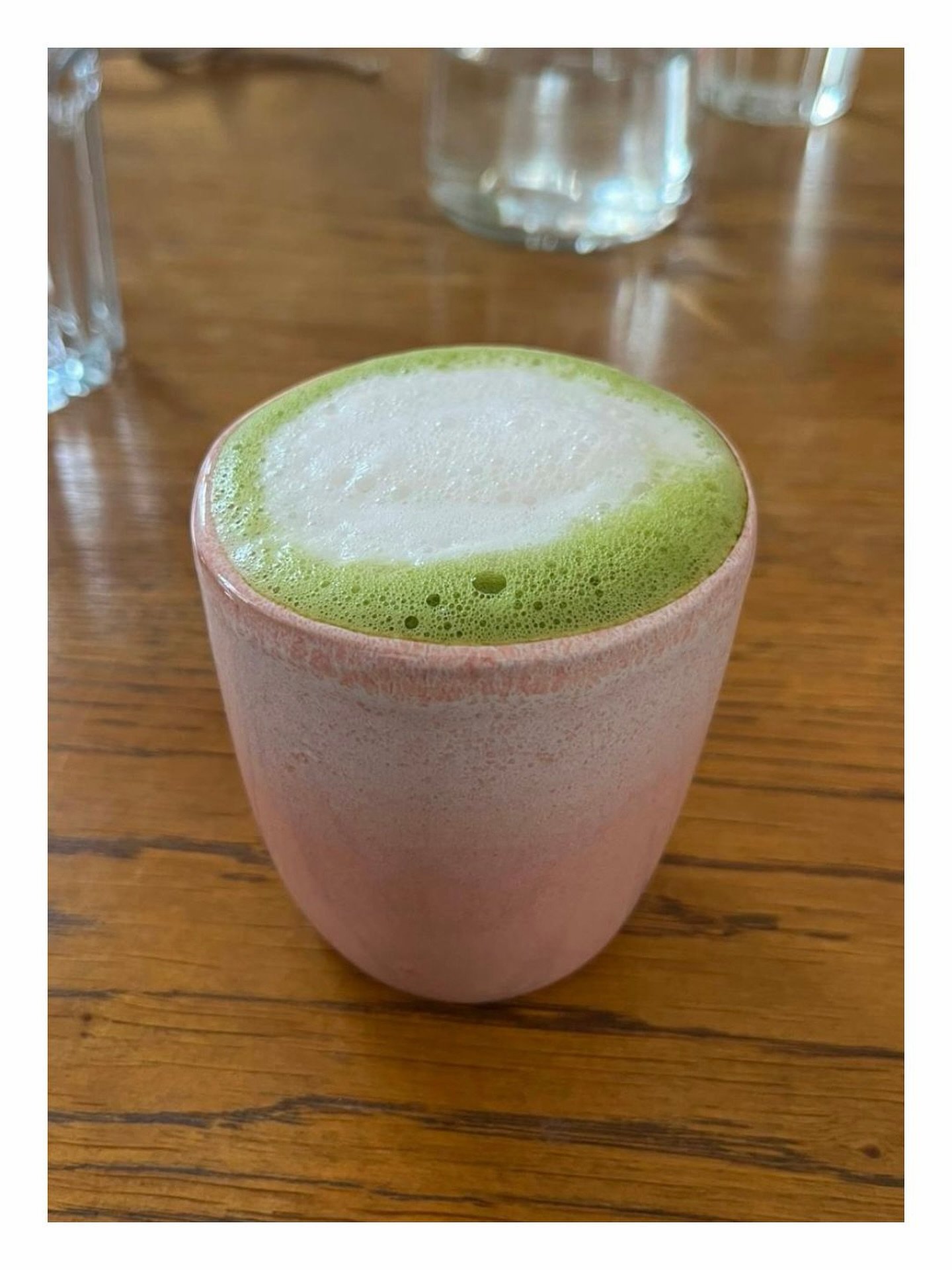 Le matcha est tr&egrave;s &agrave; la mode. Mais connaissez-vous ses bienfaits ? 🍵

Riche en antioxydants, le matcha booste l&rsquo;immunit&eacute;, am&eacute;liore la concentration et offre une &eacute;nergie plus stable que le caf&eacute;. Il aide