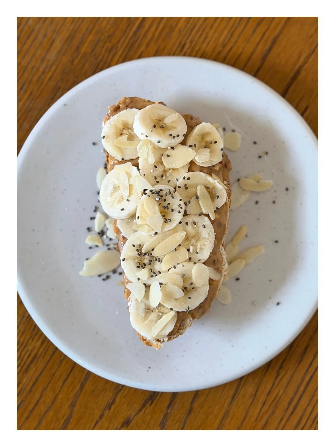 Quelques images de nos jolies gourmandises&hellip; 🤤

&bull; Le toast de beurre de cacahu&egrave;tes (sans sucre) avec de la banane, des amandes effil&eacute;es et des graines chia.

&bull; Nos cookies maison chocolat &amp; noix de p&eacute;can (ils