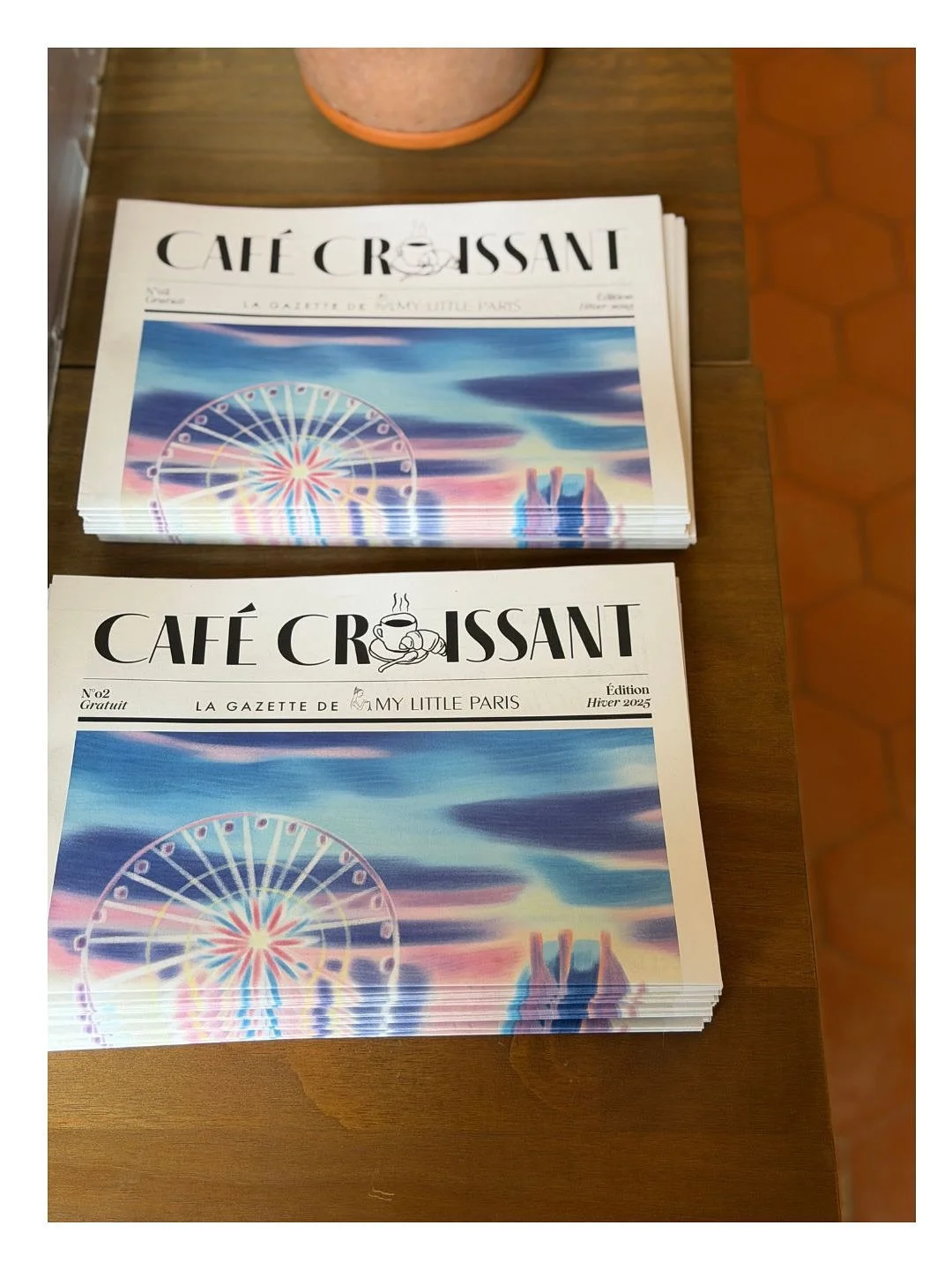 Parce que nous avons la joie de faire partie des 20 lieux de distribution de la jolie gazette &laquo;&nbsp;caf&eacute;-croissant&nbsp;&raquo; de @mylittleparis.

Servez-vous, elle est offerte. Lisez-l&agrave; en d&eacute;gustant votre cha&iuml; latte