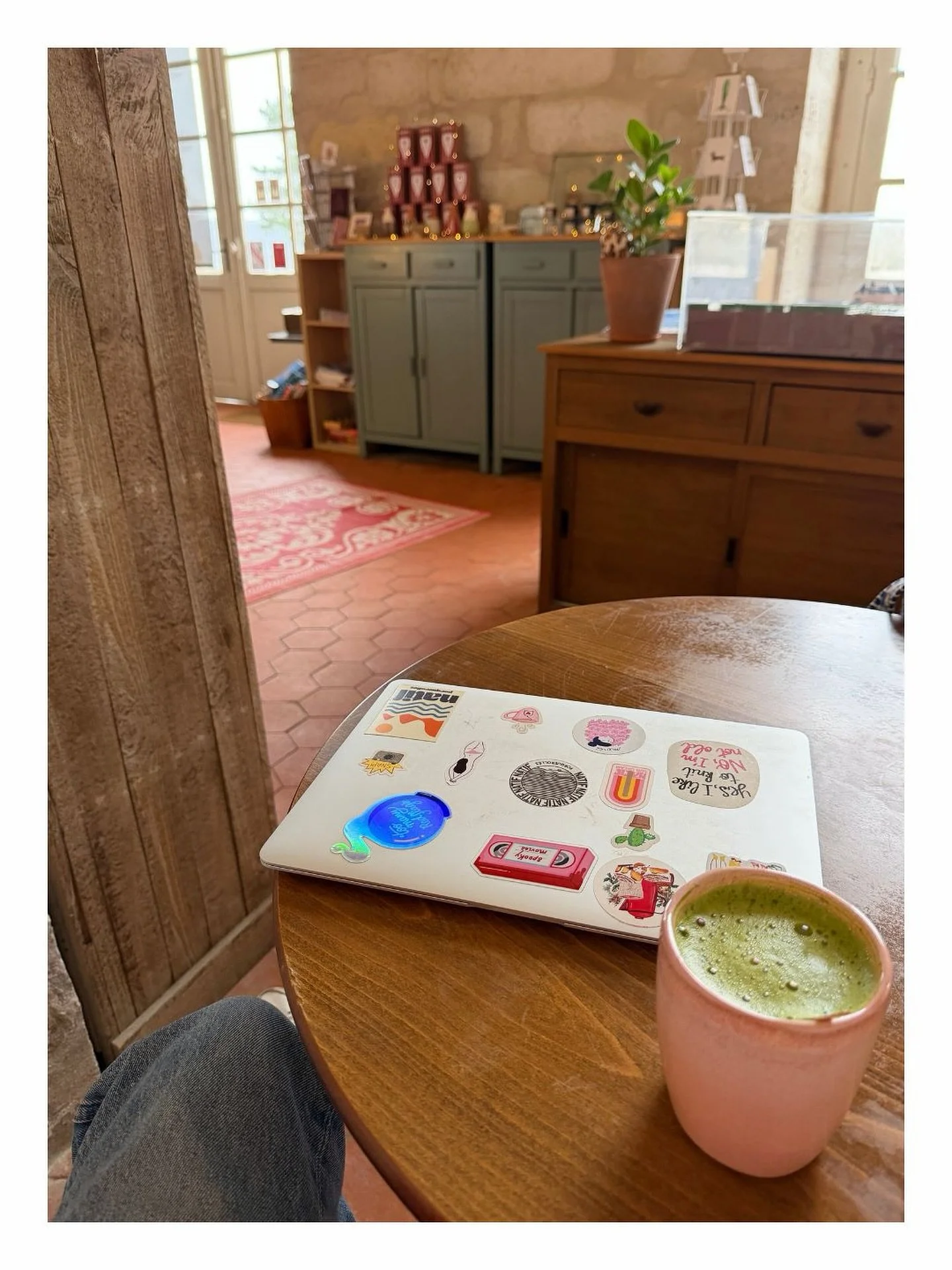 Un matcha latte dans un joli mug rose, un bon wifi, une vue de folie, du jazz en fond sonore et son ordinateur portable. N&rsquo;est-ce pas le pack parfait du t&eacute;l&eacute;-travailleur et du free-lance ? 😎

Nous sommes ouverts du jeudi au diman
