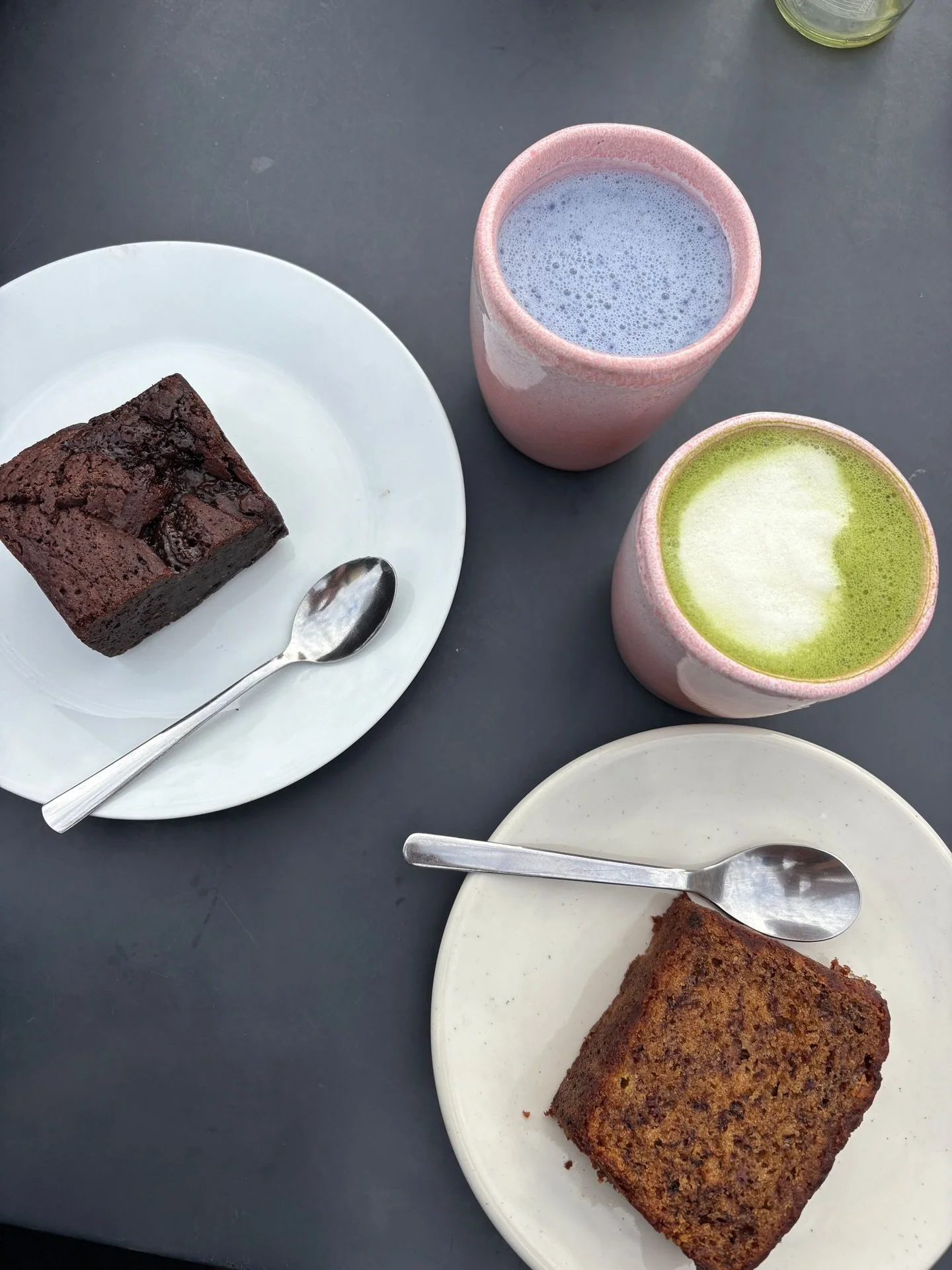 Instants gourmands ☕️🍰
Matcha latte (@anatae_matcha) et purple latte (@la.main.noire) avec les merveilleuses p&acirc;tisseries de @chelsbakesparis.

#meudon #laloggiameudon #villedemeudon