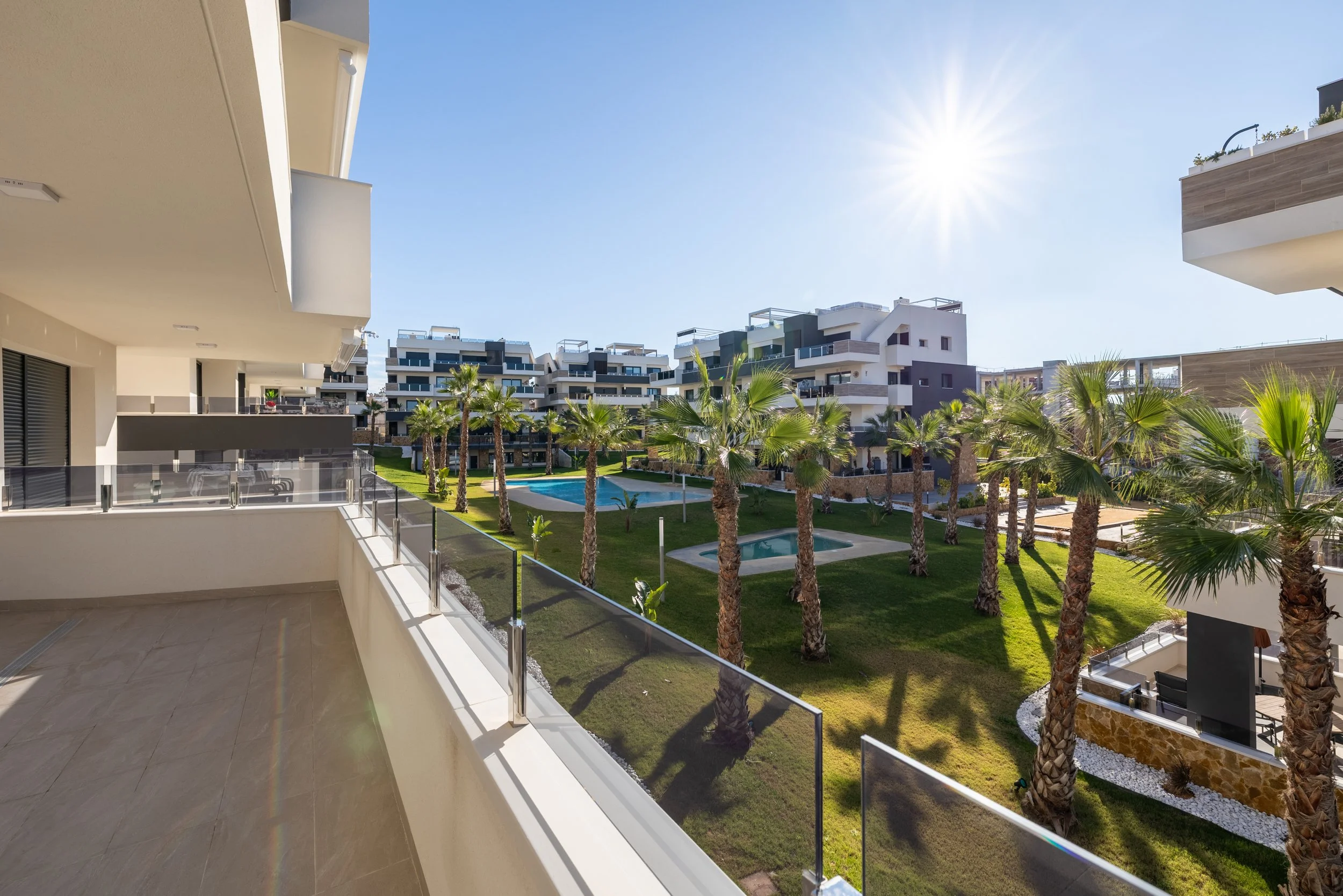 Balkon op het zuiden met uitzicht op de tuin en het zwembad