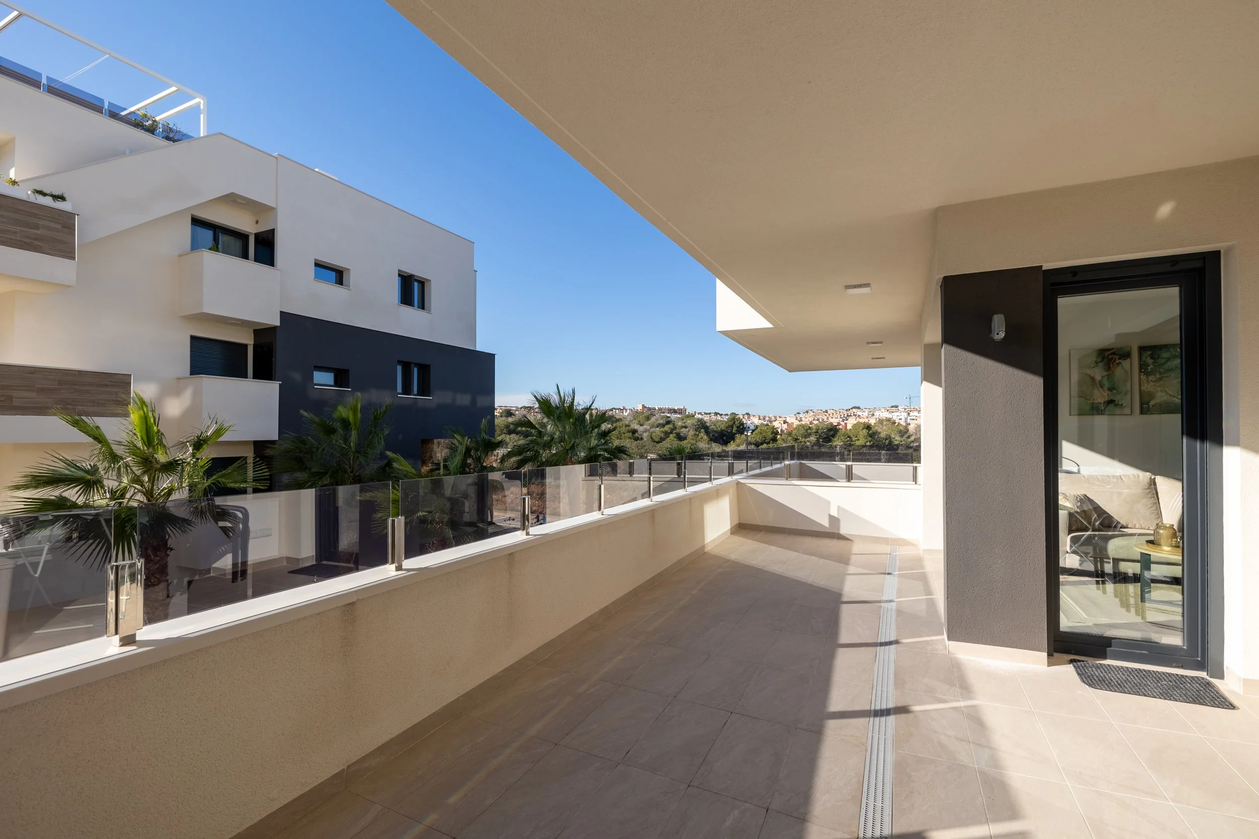 Balkon met vrij uitzicht op rechts