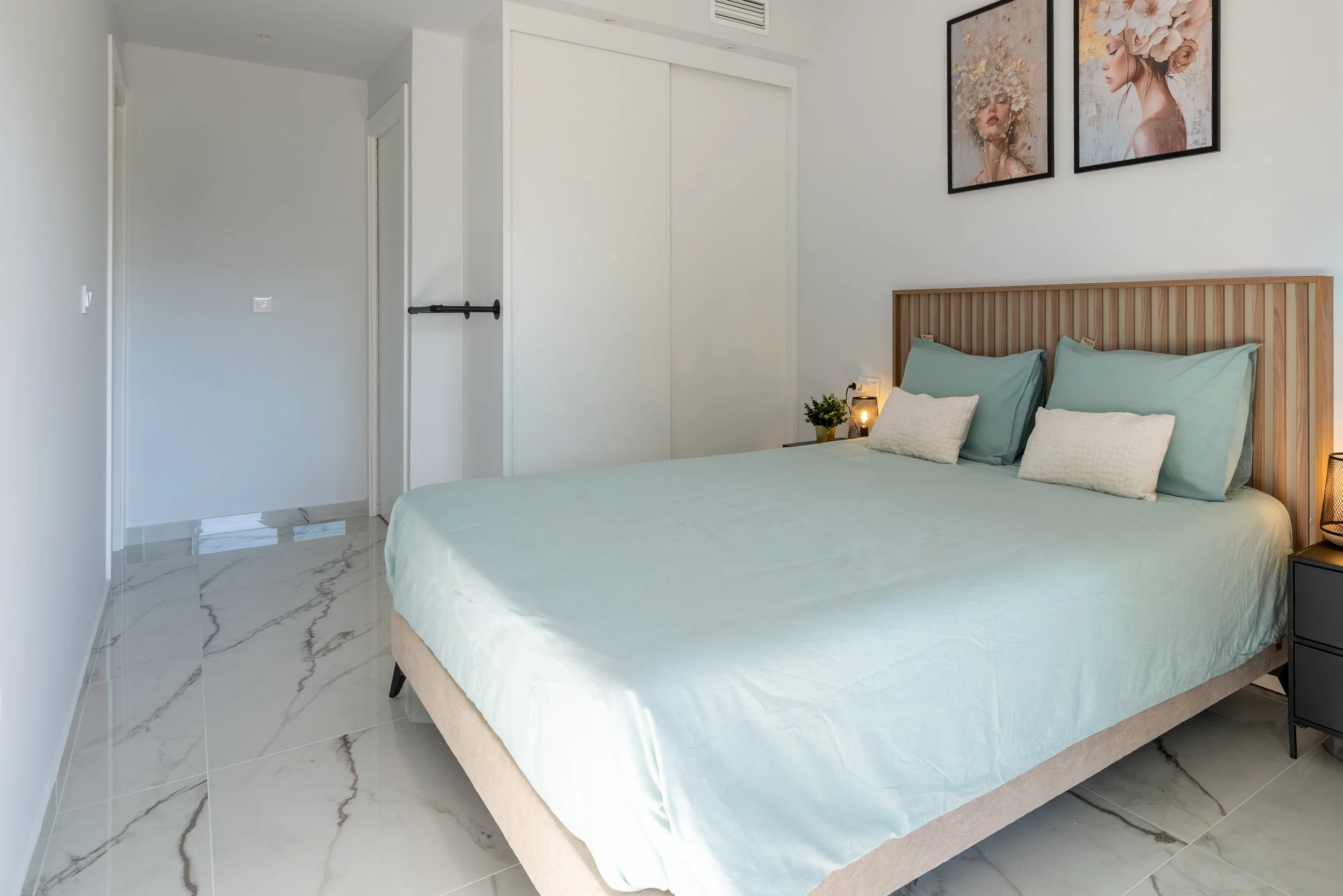 Master bedroom met inbouwkast