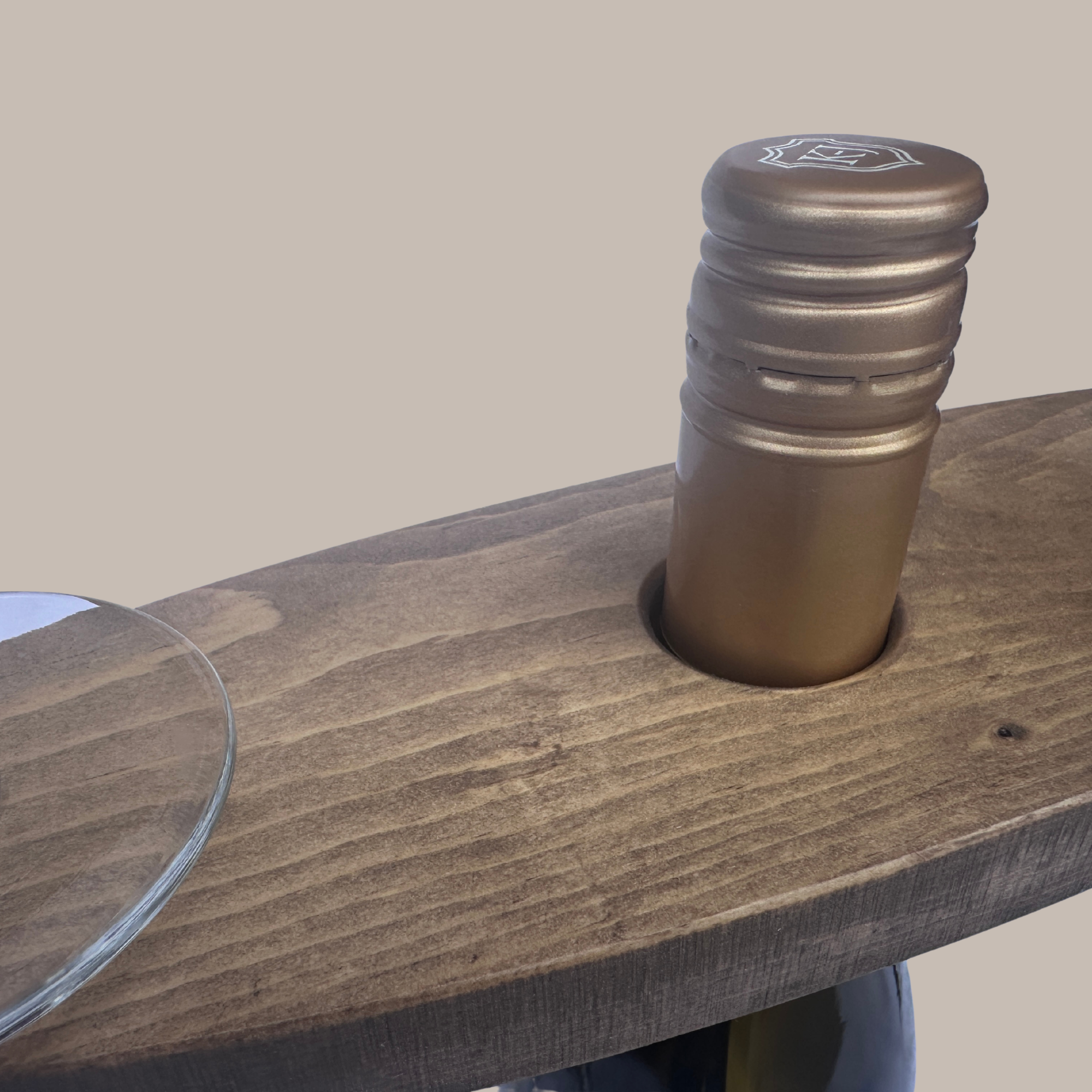 Small Wine Carrier Close up Shot.png