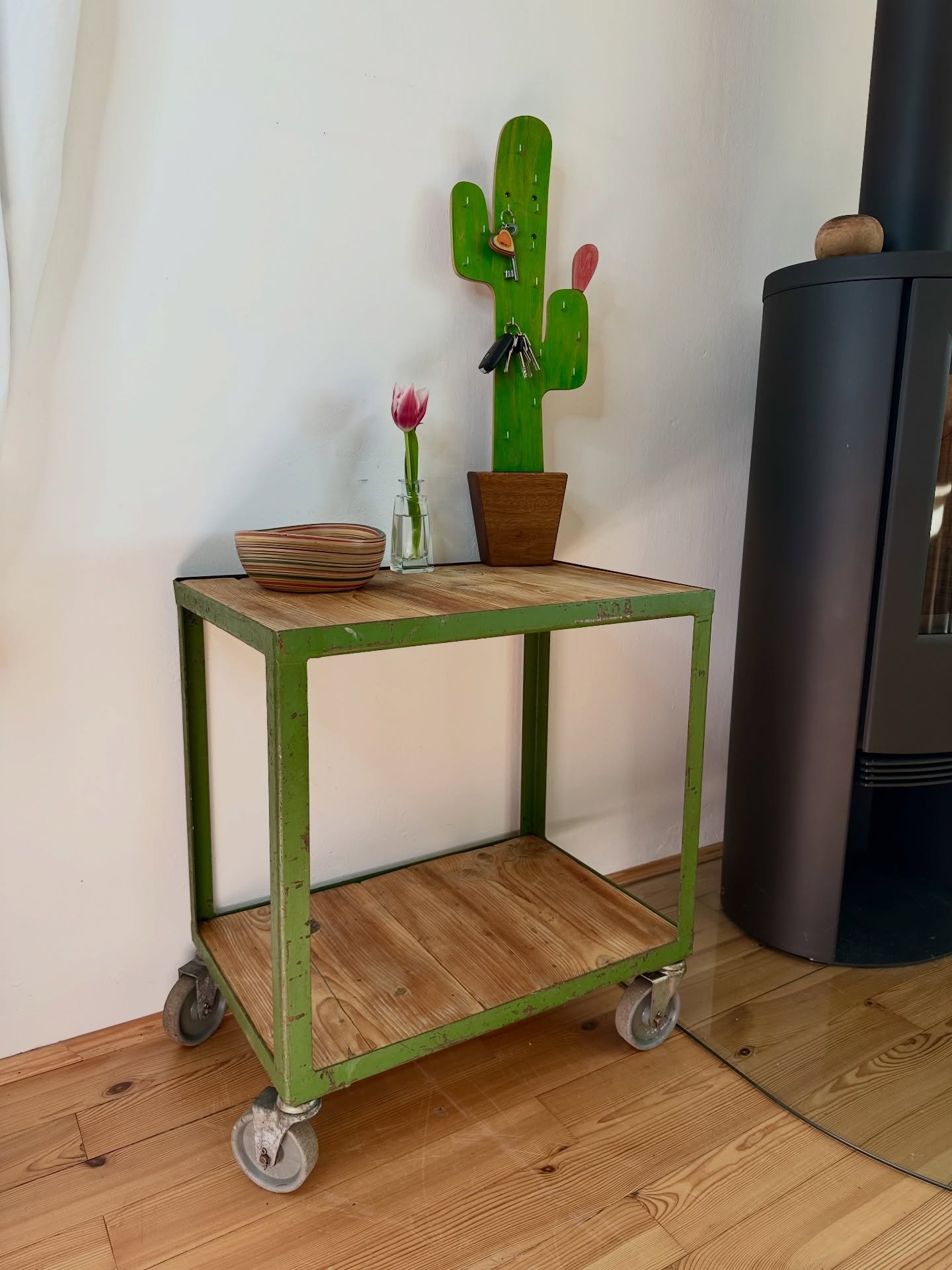 Bisschen Altholz in Alteisen gelegt. 
Alter Industriewagen bekommt ein zweites Leben als Regal auf Rollen. 
-
Das Video zum Altholzb&uuml;rsten gibt&rsquo;s hier. 

https://www.instagram.com/reel/DTx08HeiKd0/?igsh=MW9hNjBkb2s5dGhjcg==

#industriedesi