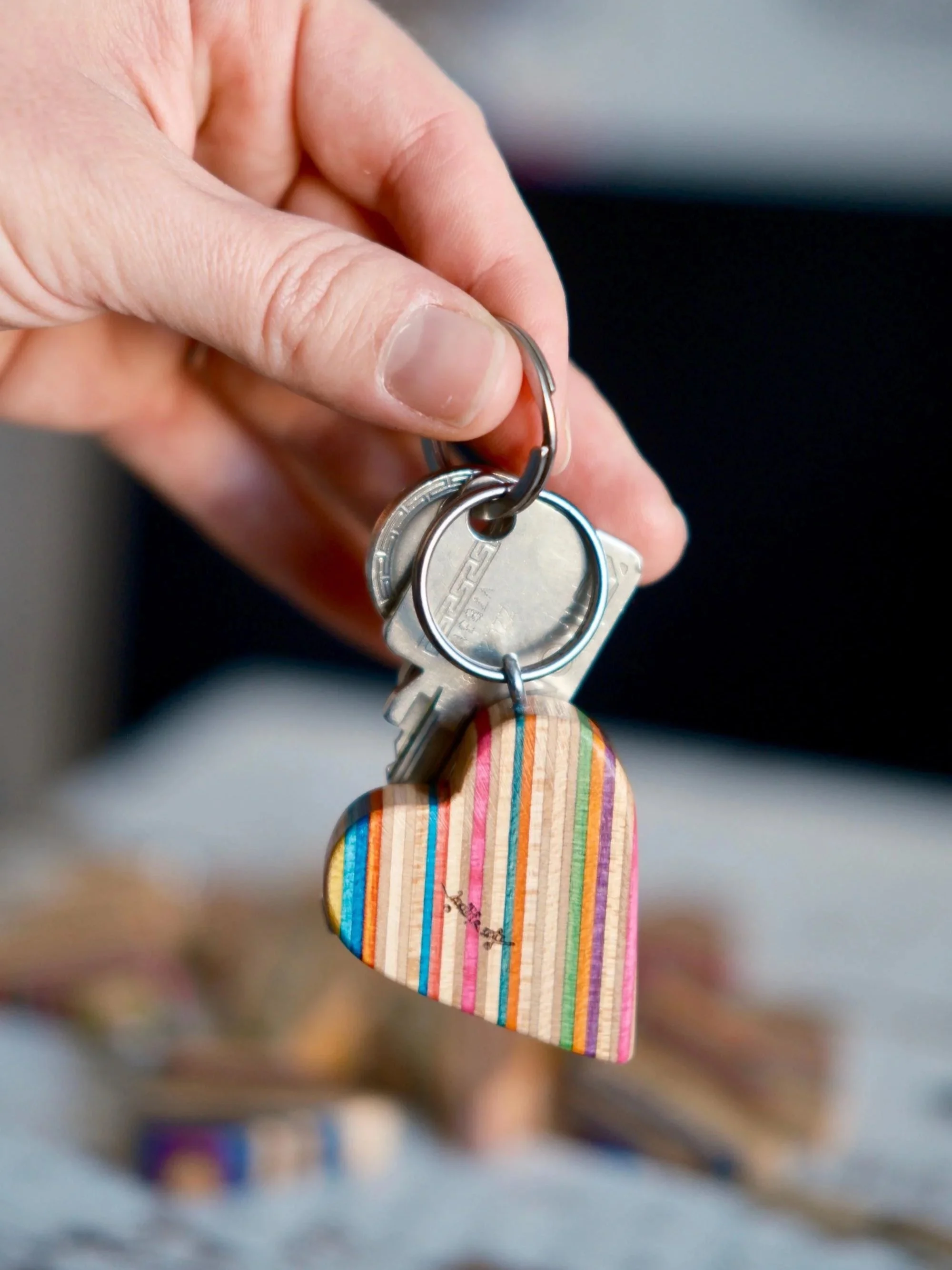 Herz-Schlüsselanhänger aus recycelten Skateboards