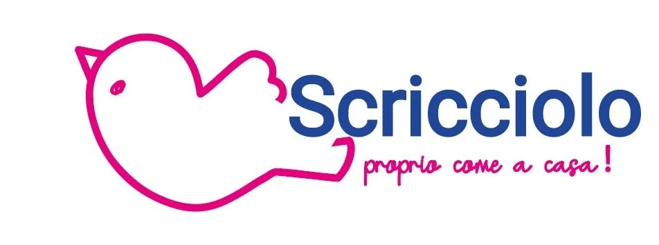 Logo con un disegno stilizzato di uno scricciolo rosa e testo in italiano "Scricciolo proprio come a casa!"