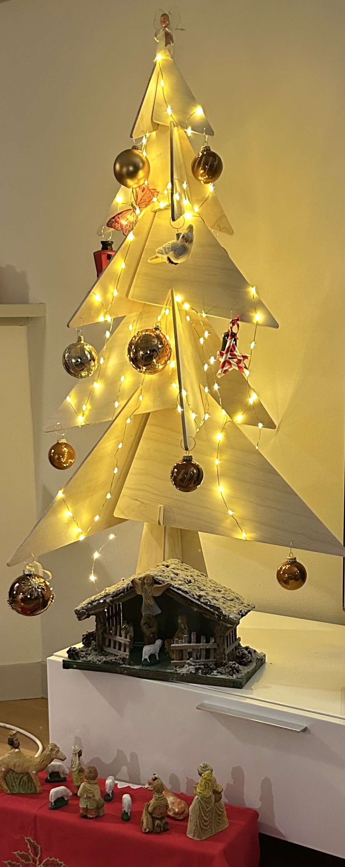 Duurzame houten Puzzelboom 110cm met lampjes bij klant thuis