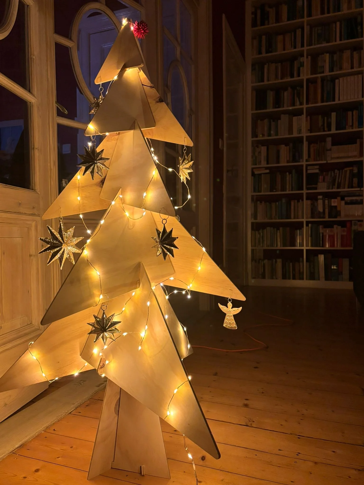 Puzzelboom 110cm versierd in woonkamer van klant in Antwerpen