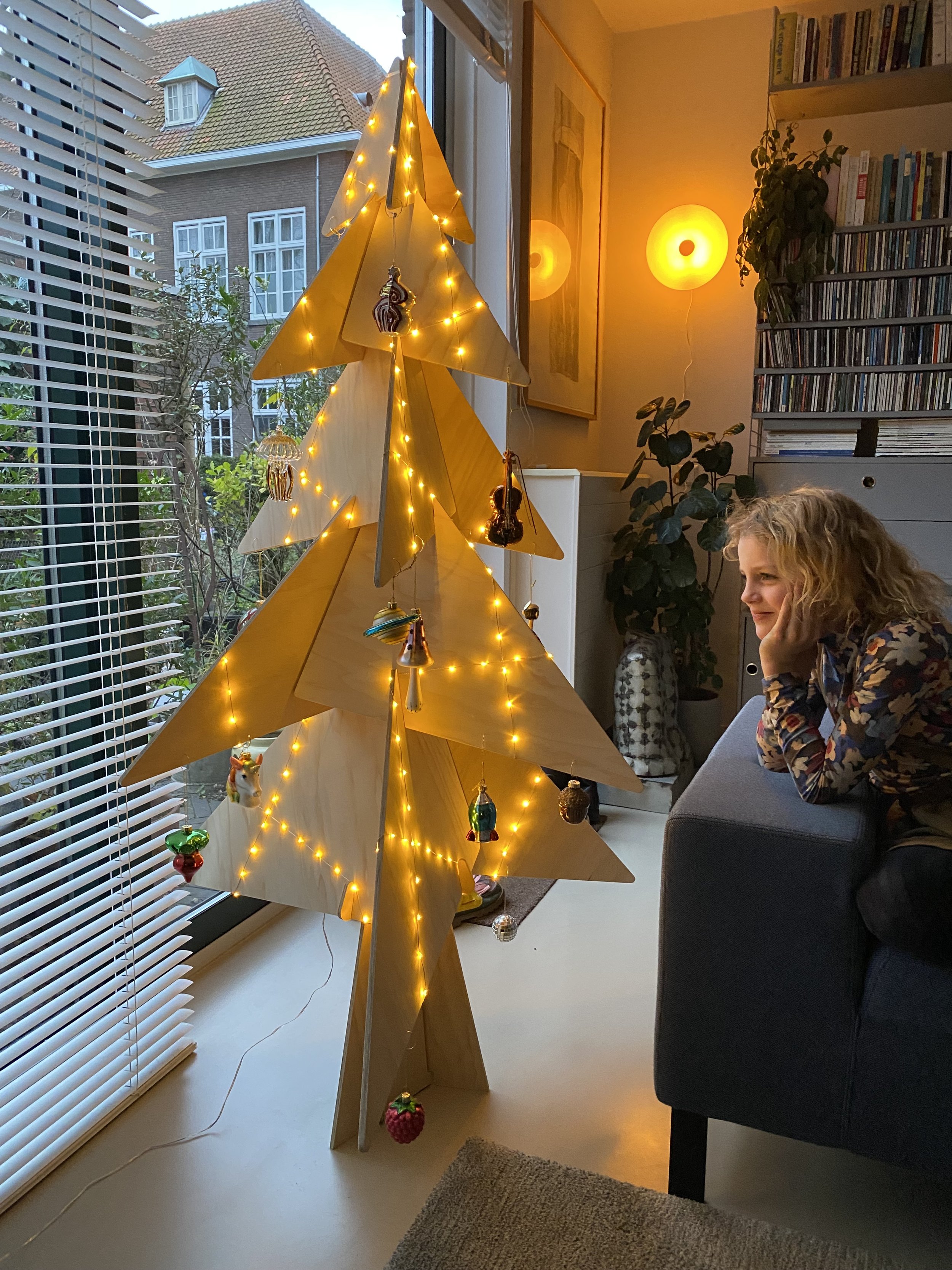 Houten Puzzelboom met versiering bij klant thuis met design inrichting