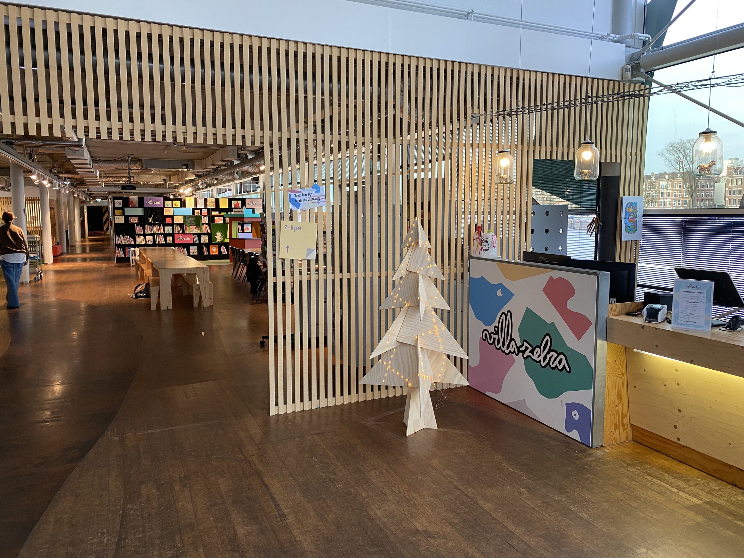 Puzzelboom 160cm met lampjes bij kindermuseum Villa Zebra