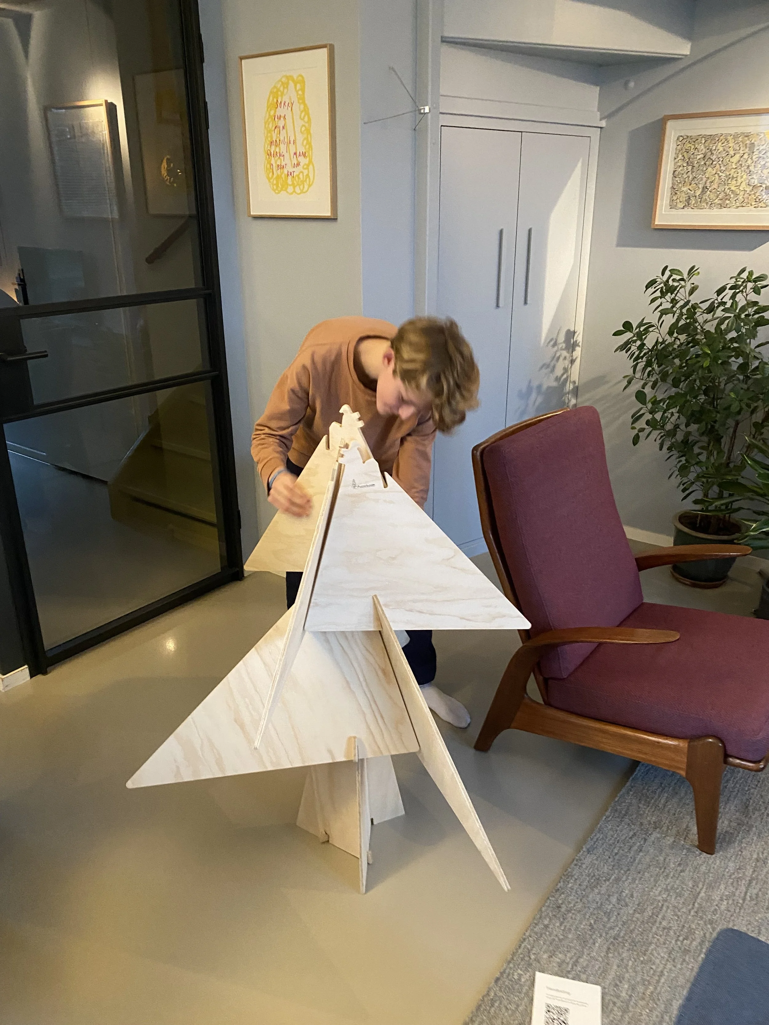 In elkaar zetten van Puzzelboom 160cm in woonkamer van klant