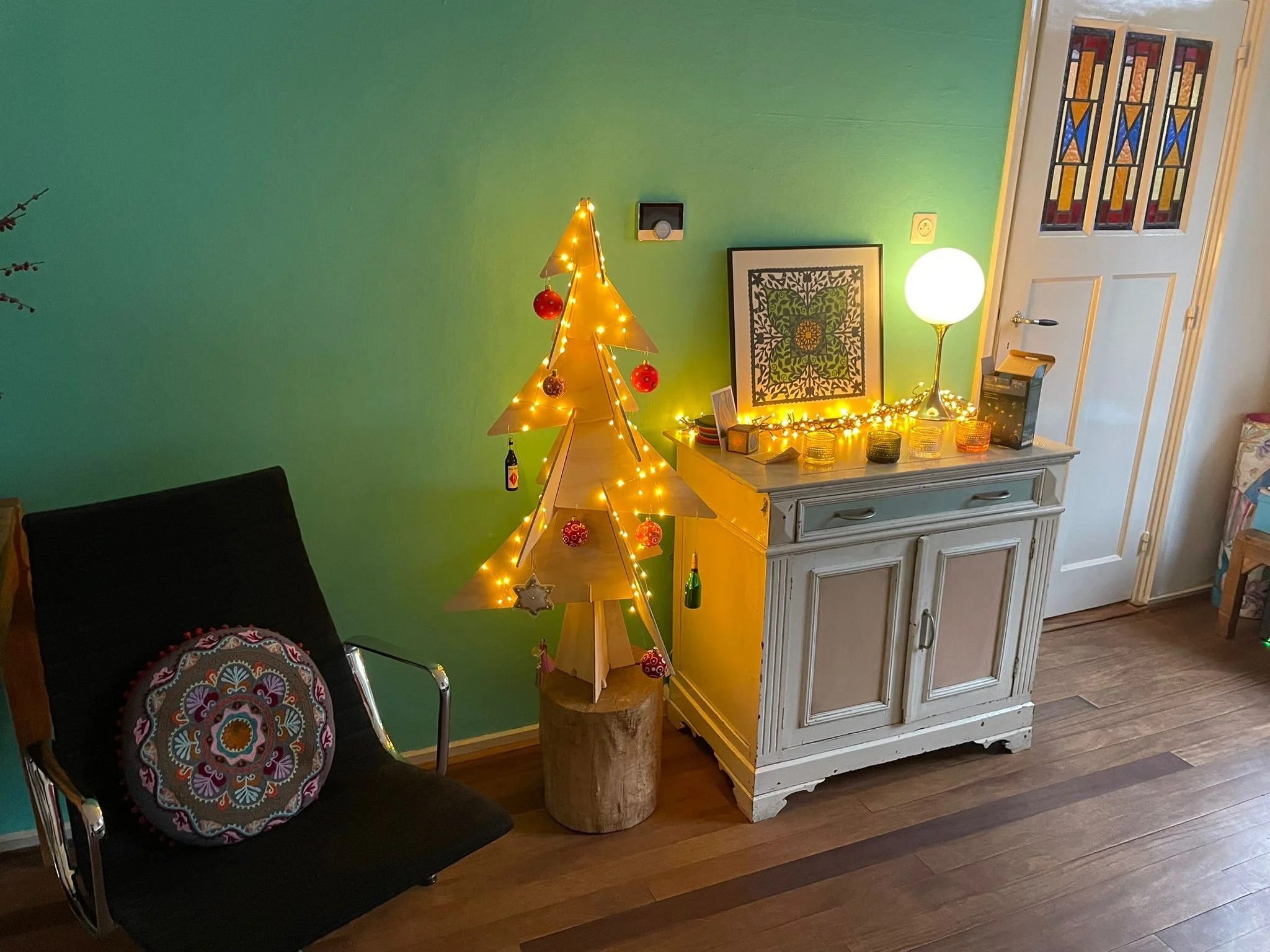 Duurzame houten Puzzelboom 110cm met lampjes bij klant thuis in Tilburg