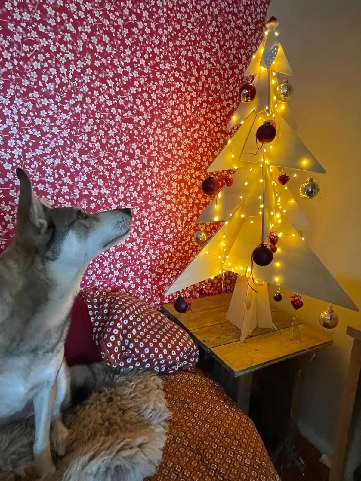 Puzzelboom 110cm versierd in woonkamer van klant op Terschelling