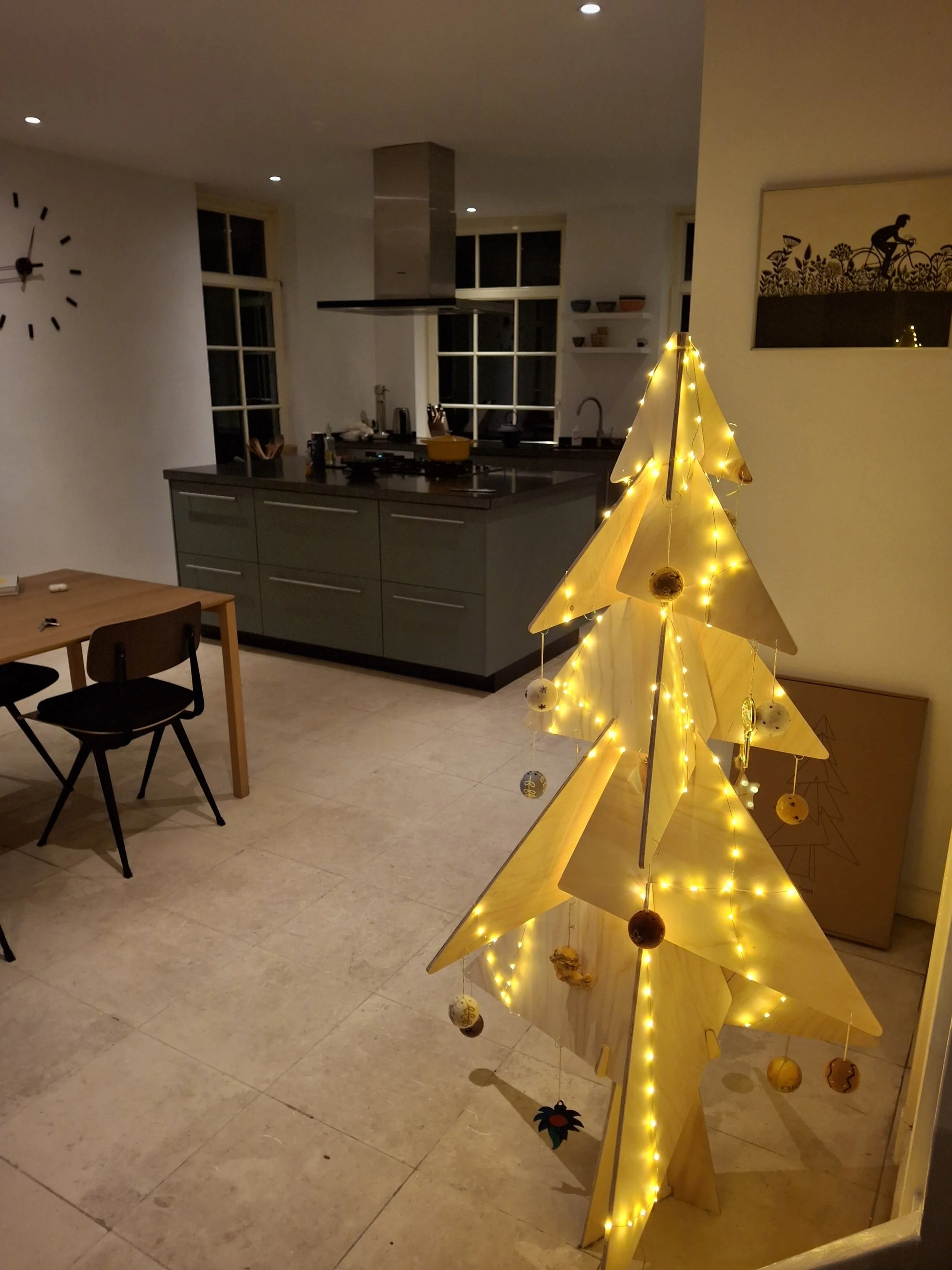 houten Puzzelboom 160cm versierd in woonkamer van klant in Zaltbommel