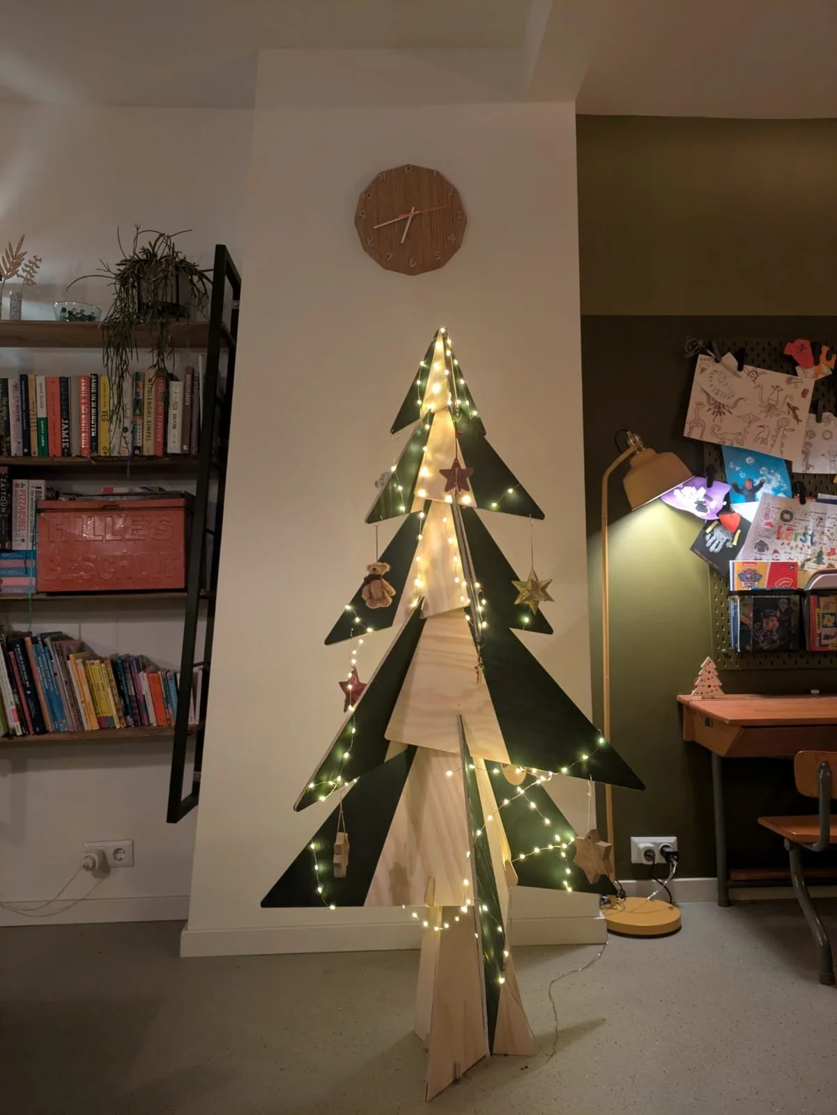 Puzzelboom 160cm gepimpt en versierd in woonkamer van klant in Nijmegen