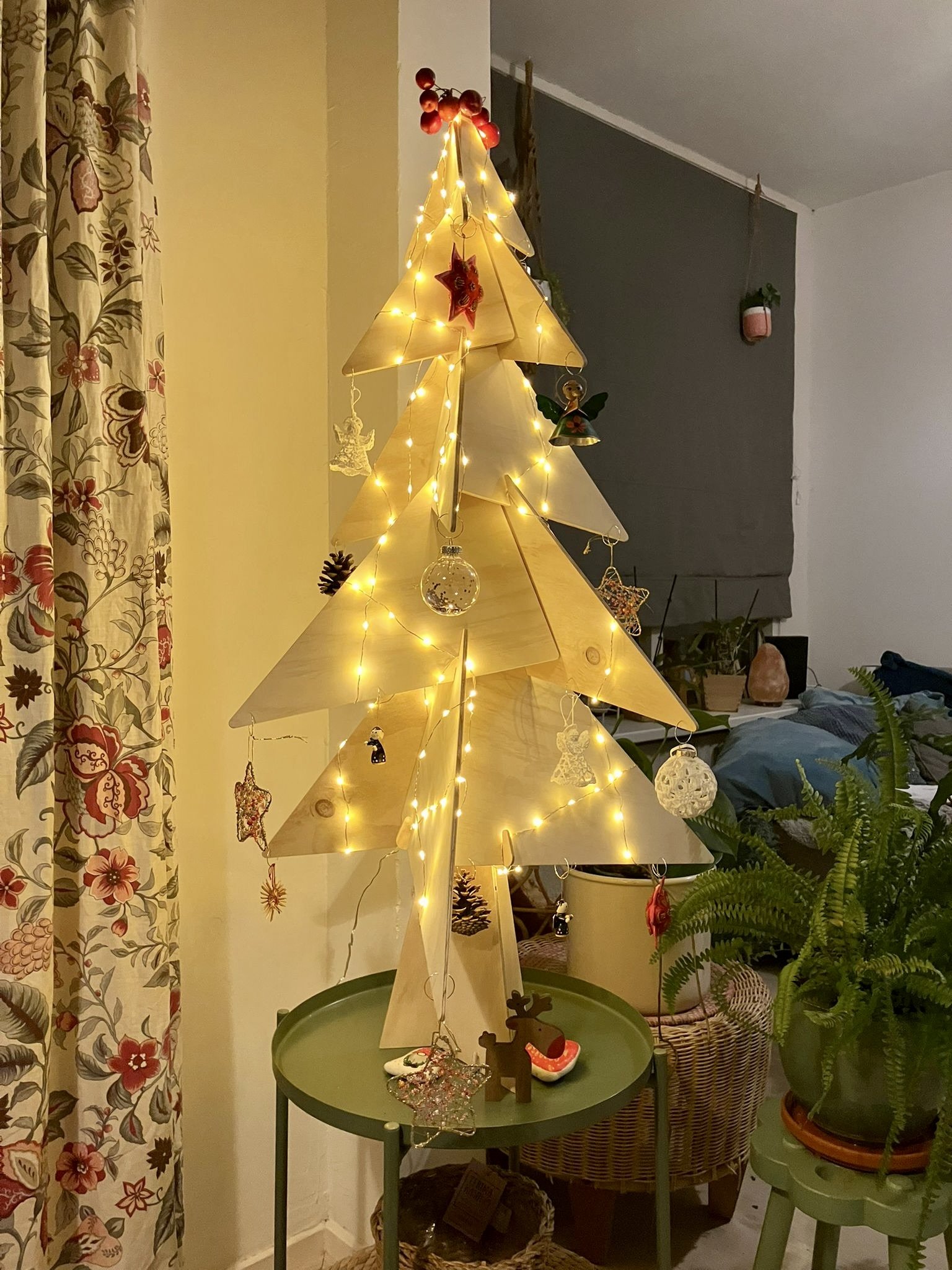 Duurzame houten Puzzelboom 110cm met lampjes en versiering bij klant thuis in Amsterdam