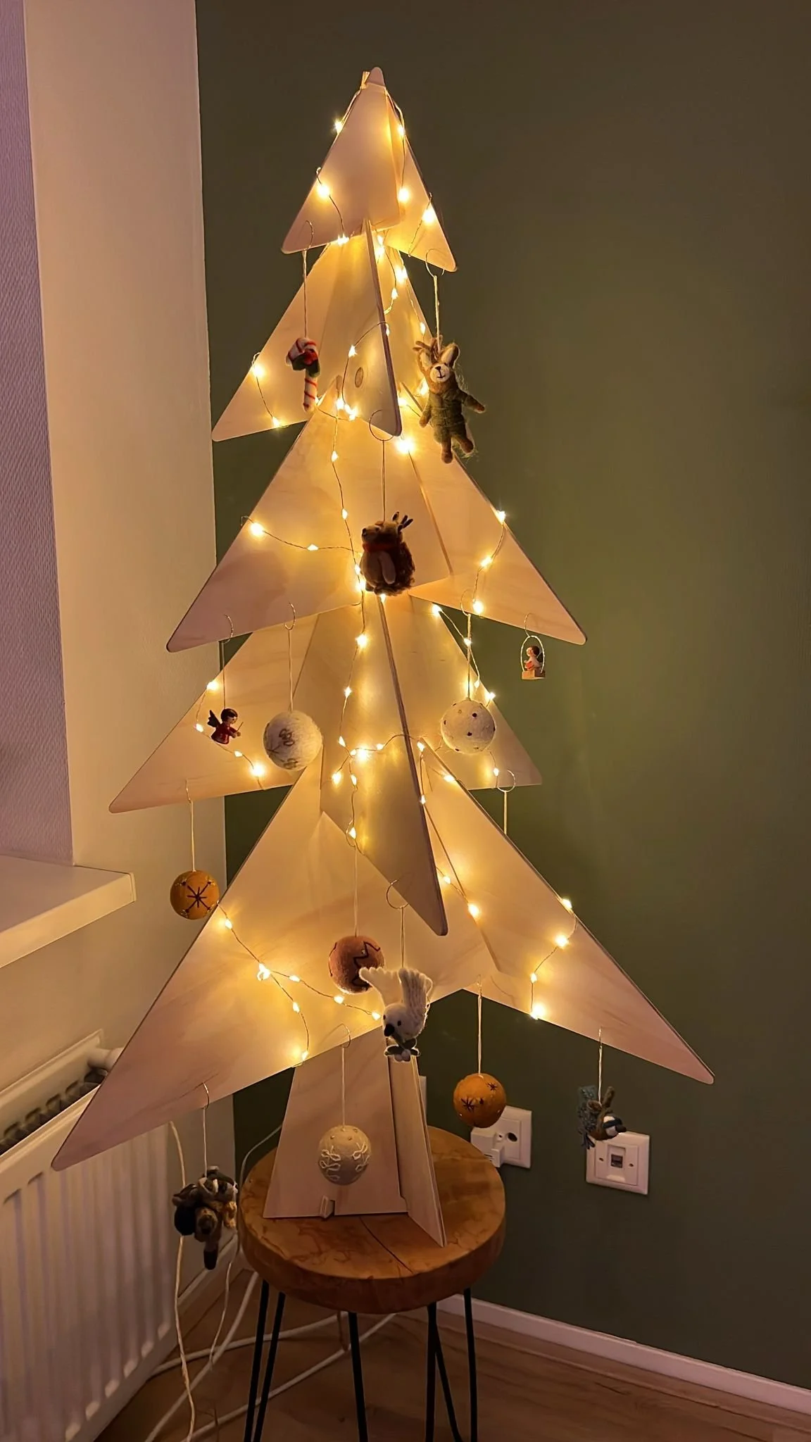 Puzzelboom 110cm met kerstdecoratie in minimalistisch interieur in Rotterdam