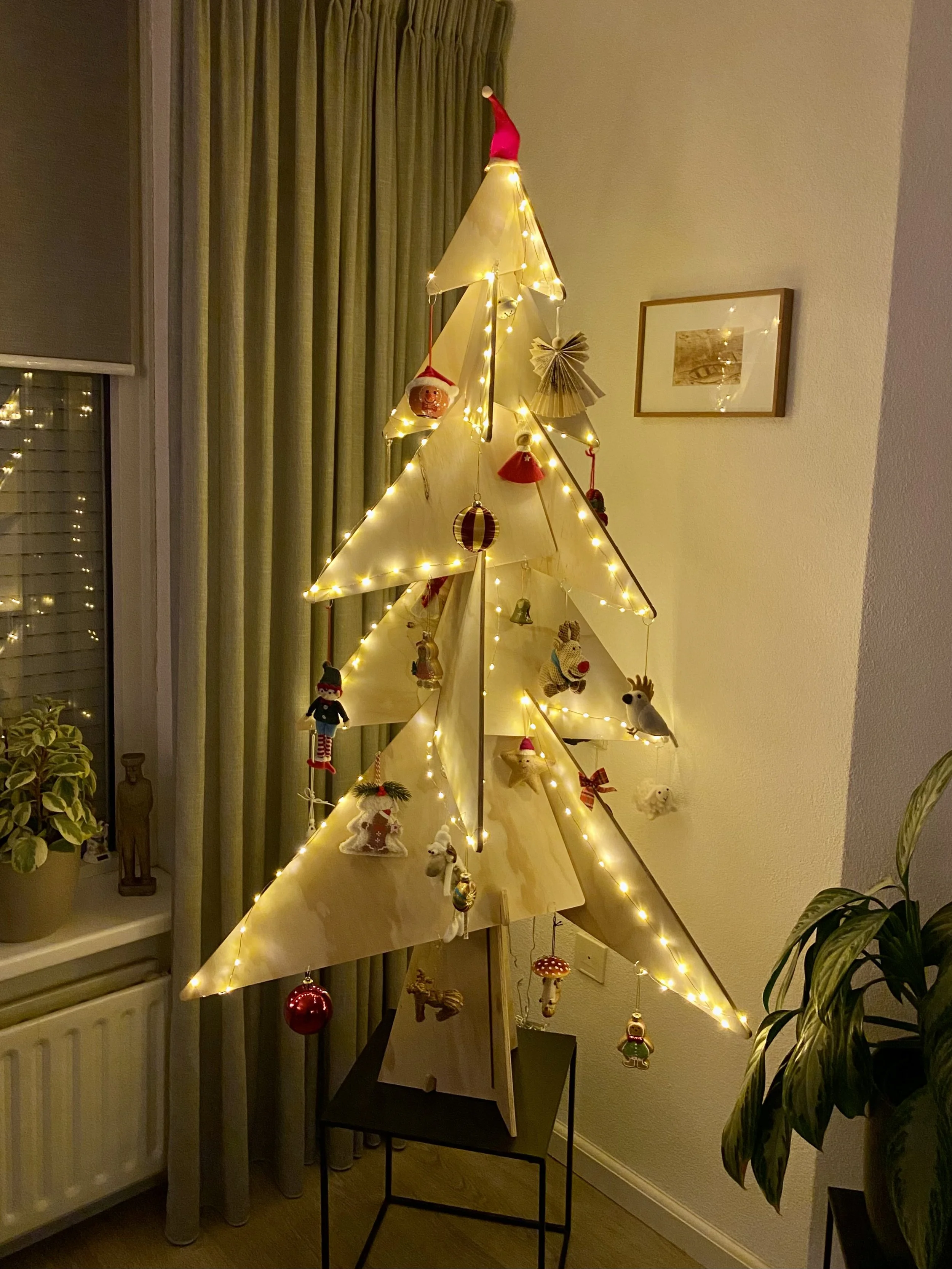 Houten Puzzelboom 160cm met versiering bij klant thuis in Steenbergen