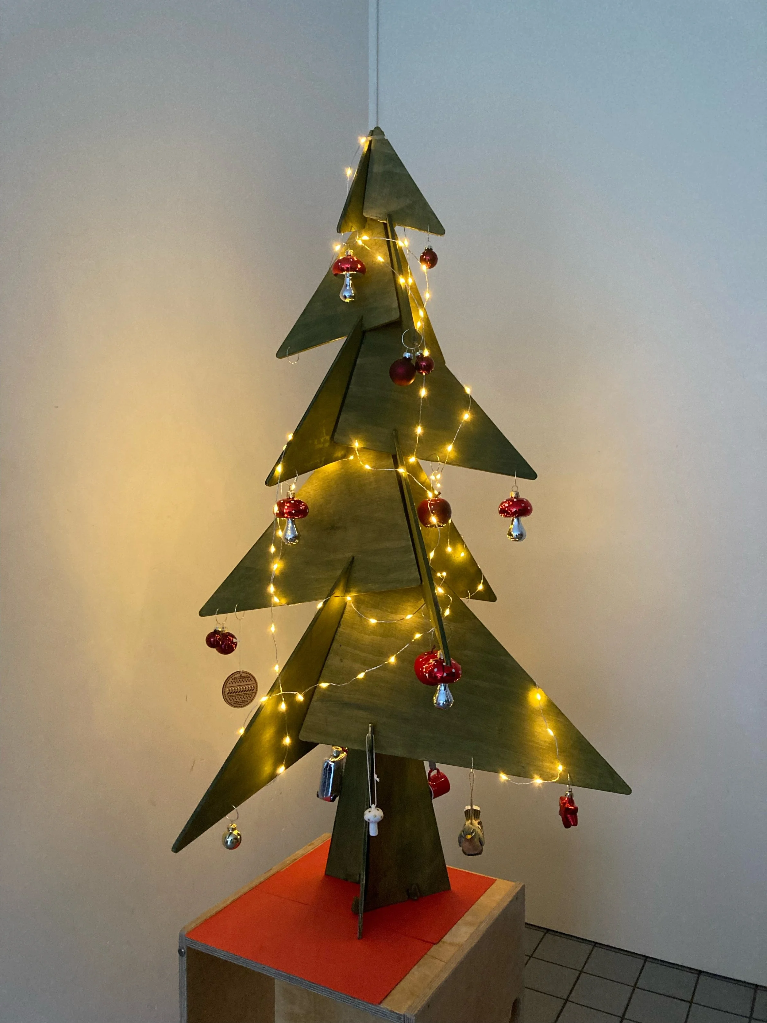 Houten Puzzelboom 110cm groen geverfd bij klant in Amsterdam