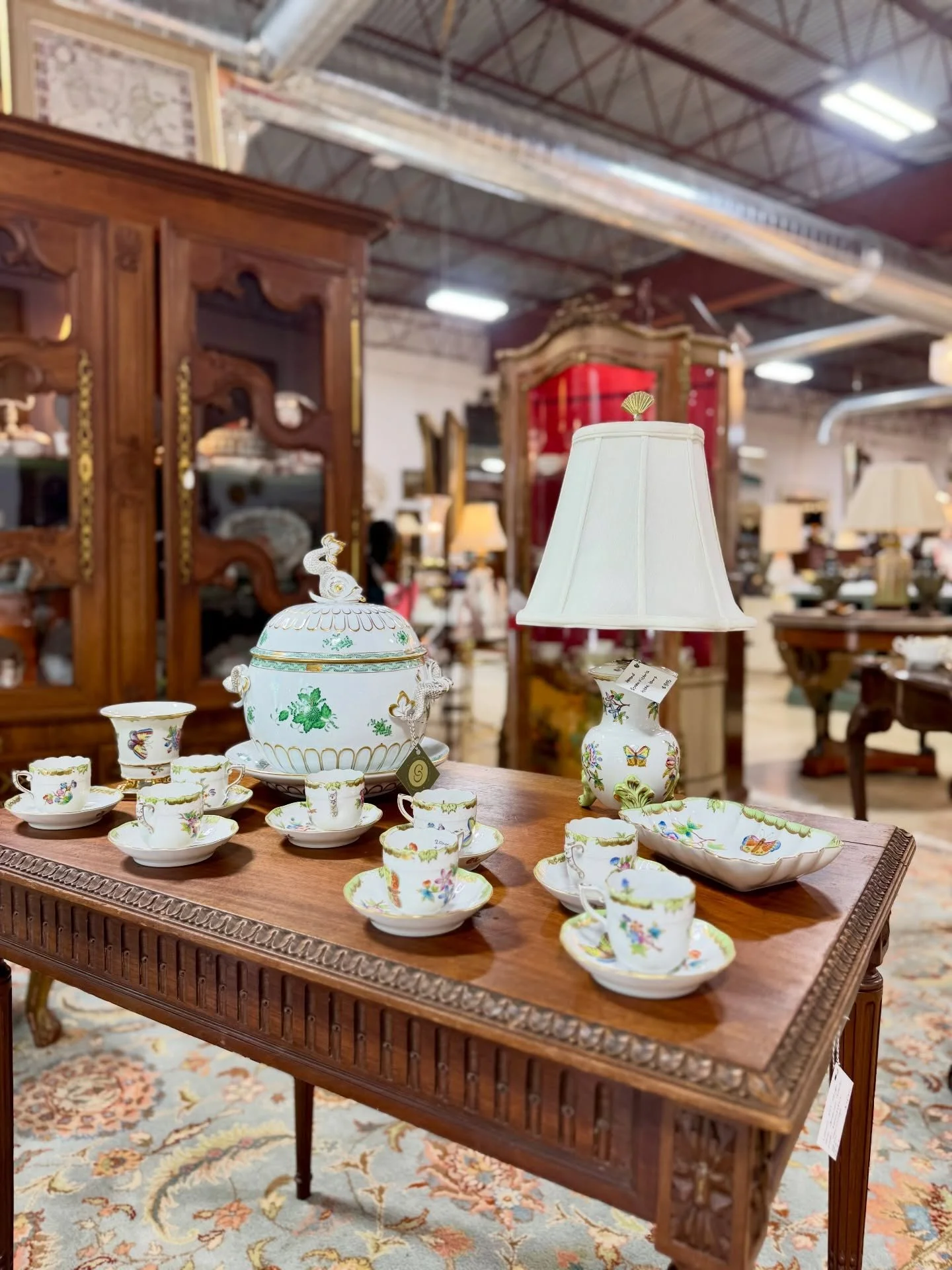 Spring is spring-ing, and this Queen Victoria and Chinese Bouquet @herendusa is right on cue 🦋

All Herend is priced individually. Let us know if you&rsquo;d like more information! 

#herend #shopchattanooga #circachattanooga