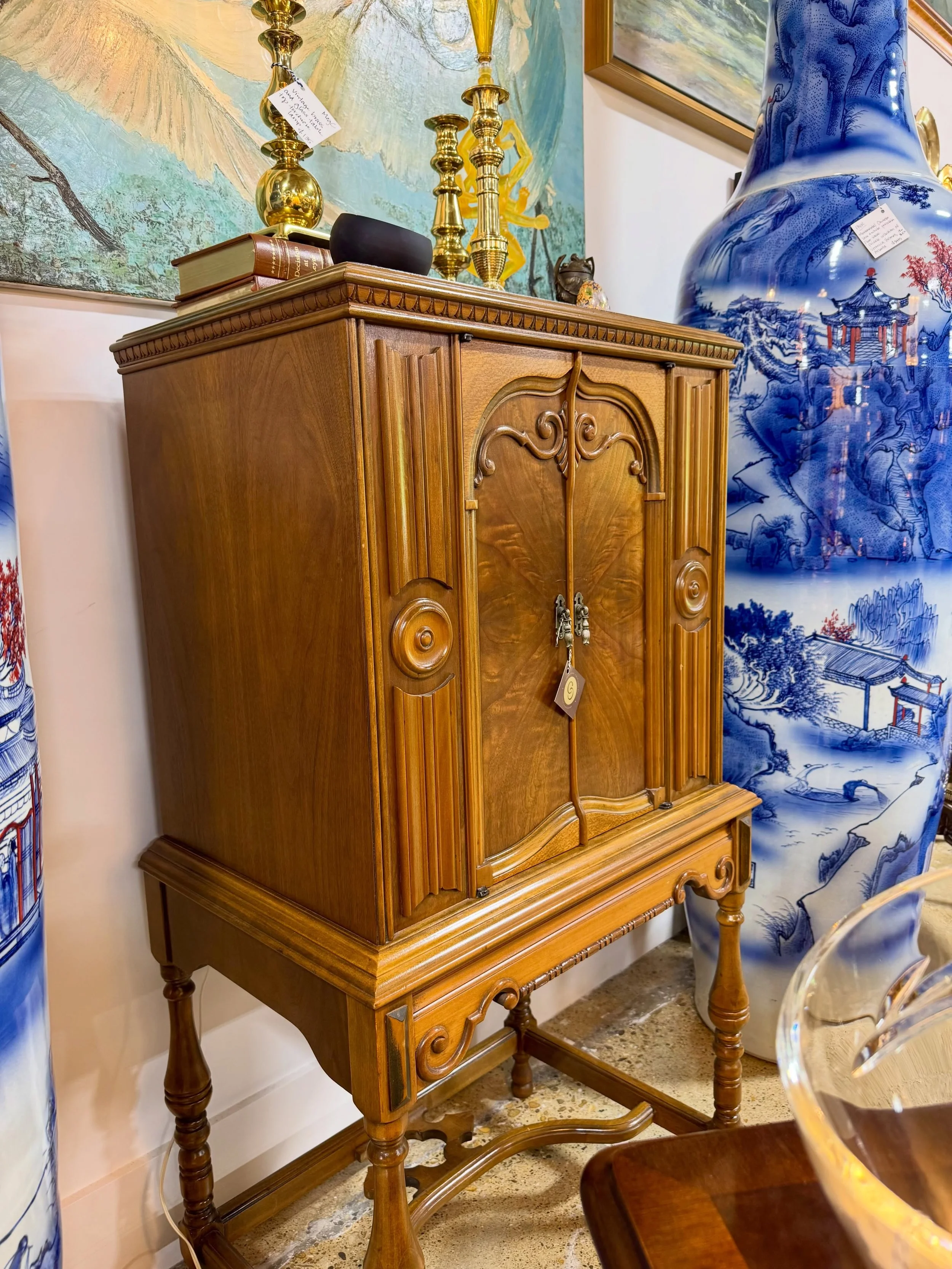 Beautiful antique radio cabinet, circa 1920&rsquo;s-1930&rsquo;s.

Let us know if you&rsquo;d like more info about any of the pieces pictured here!

#AntiqueFurniture #RadioCabinet #CircaChattanooga