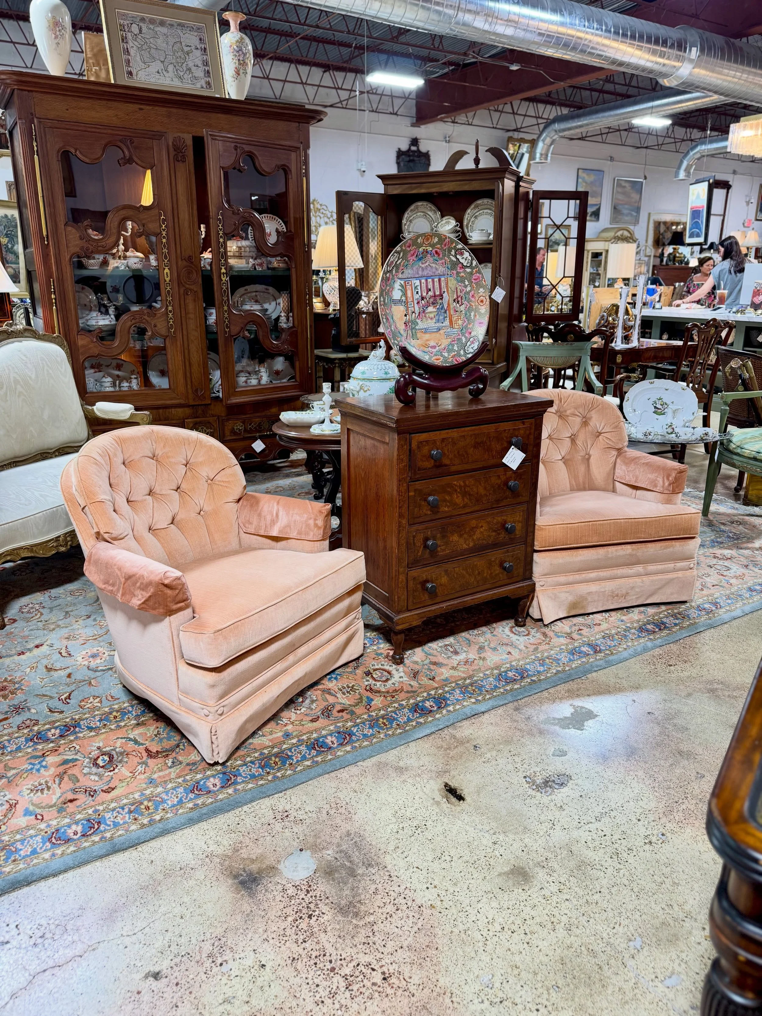 Adorable pair of tufted button armchairs 🍑

Comment here for more info and we&rsquo;ll message you!

#Armchairs #UpholsteredFurniture #CircaChattanooga