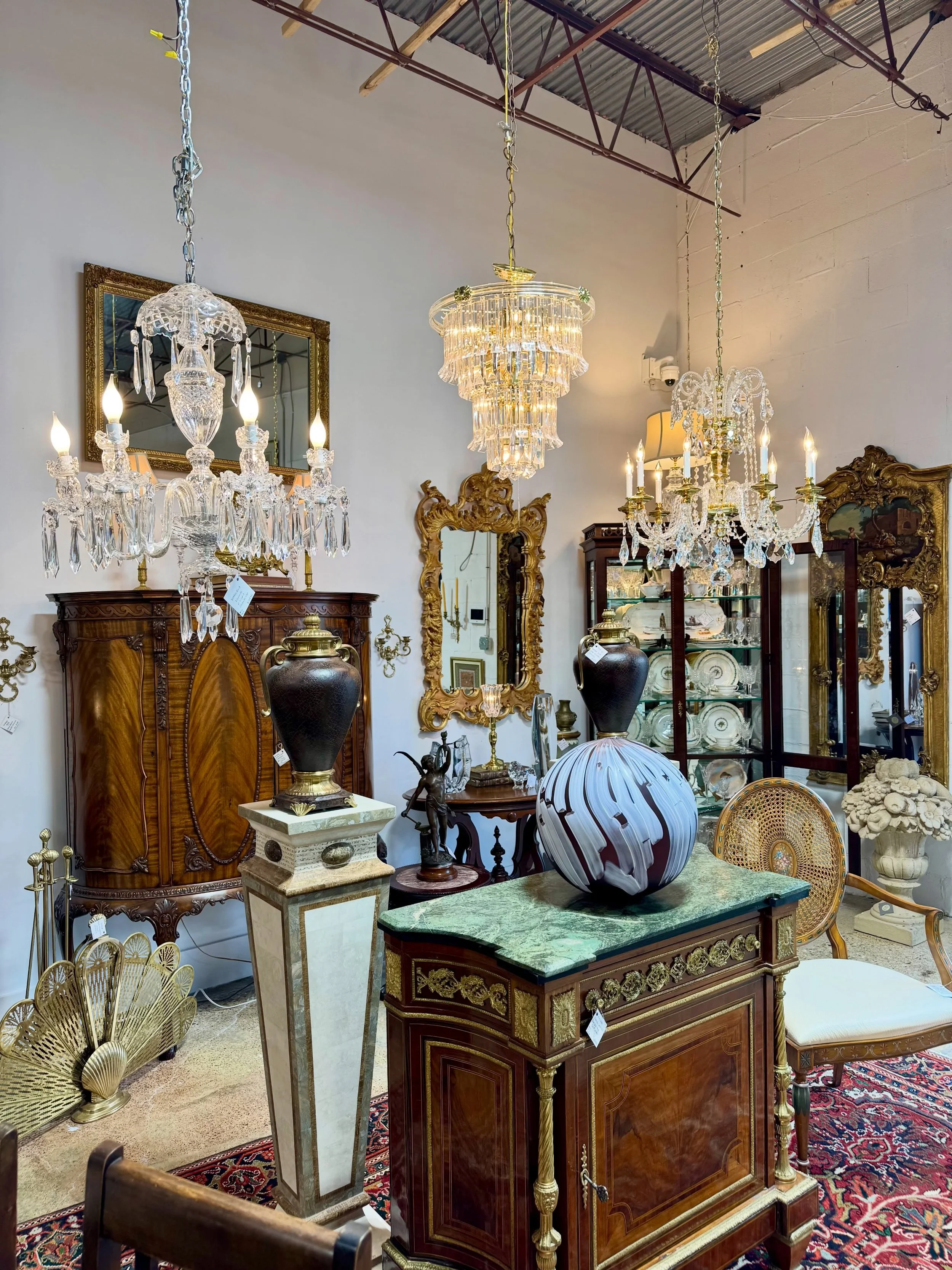 A regal entrance ✨

We love a maximalist vibe, and this corner of the store brings it!

#Maximalist #MaximalistInteriors #CircaChattanooga