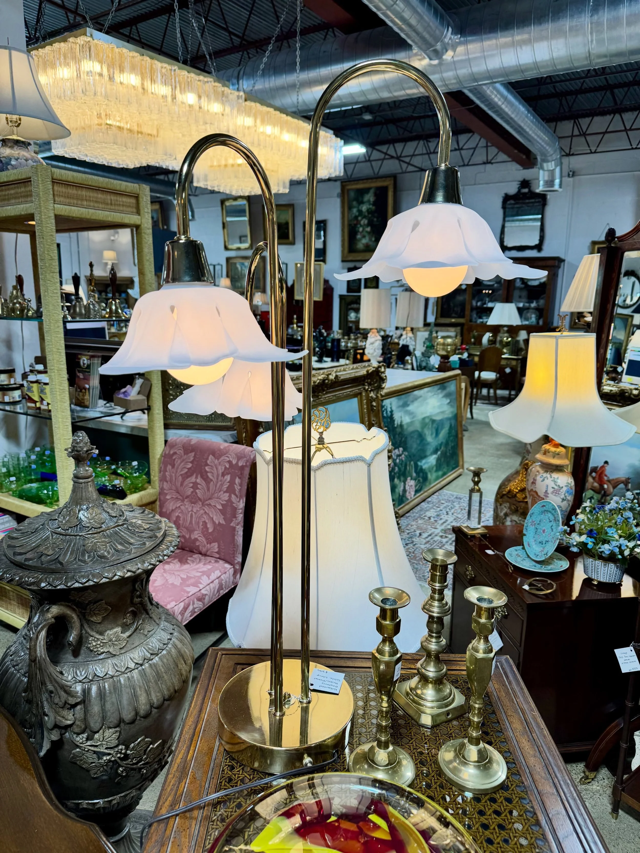 We love a lamp with character 🌸

Brass/floral table lamp &mdash; $395

#TableLamp #CircaChattanooga