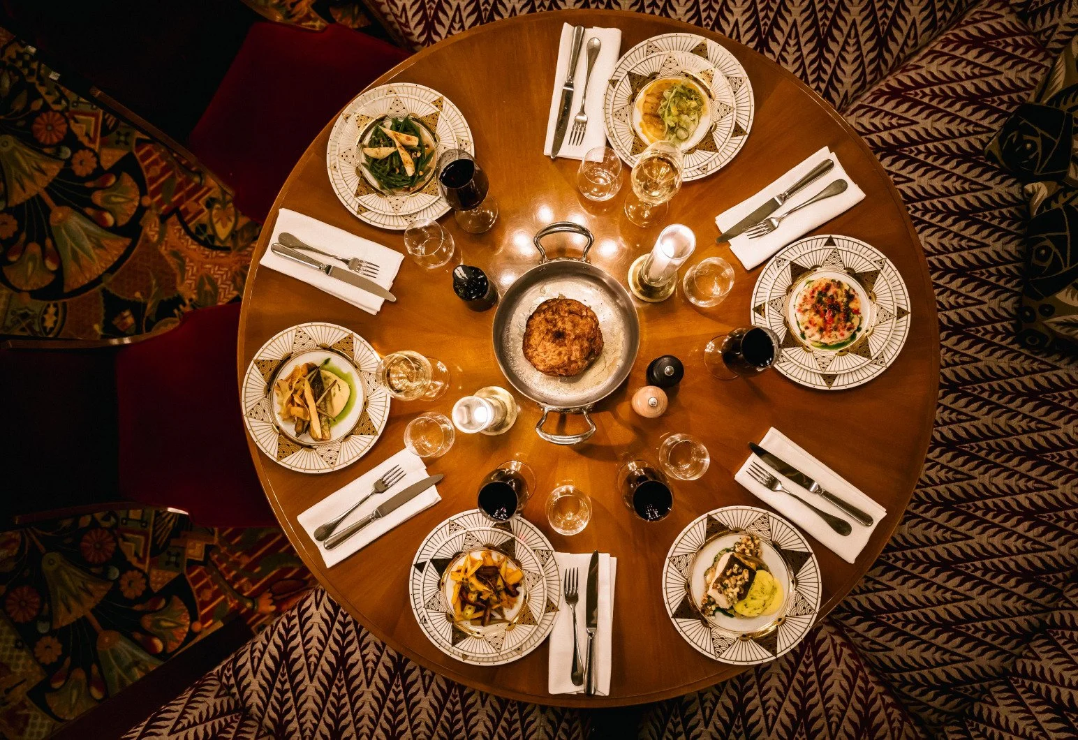 Salle de restaurant, tables rondes