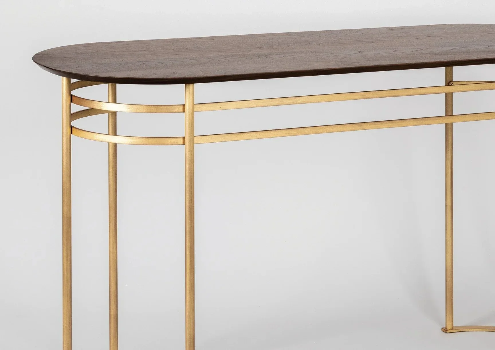 Console en bois avec cadre en métal doré.