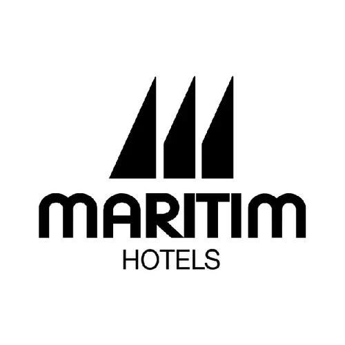 Logo en noir et blanc de Maritim Hotels avec une représentation stylisée de trois voiles de bateau au-dessus du nom.