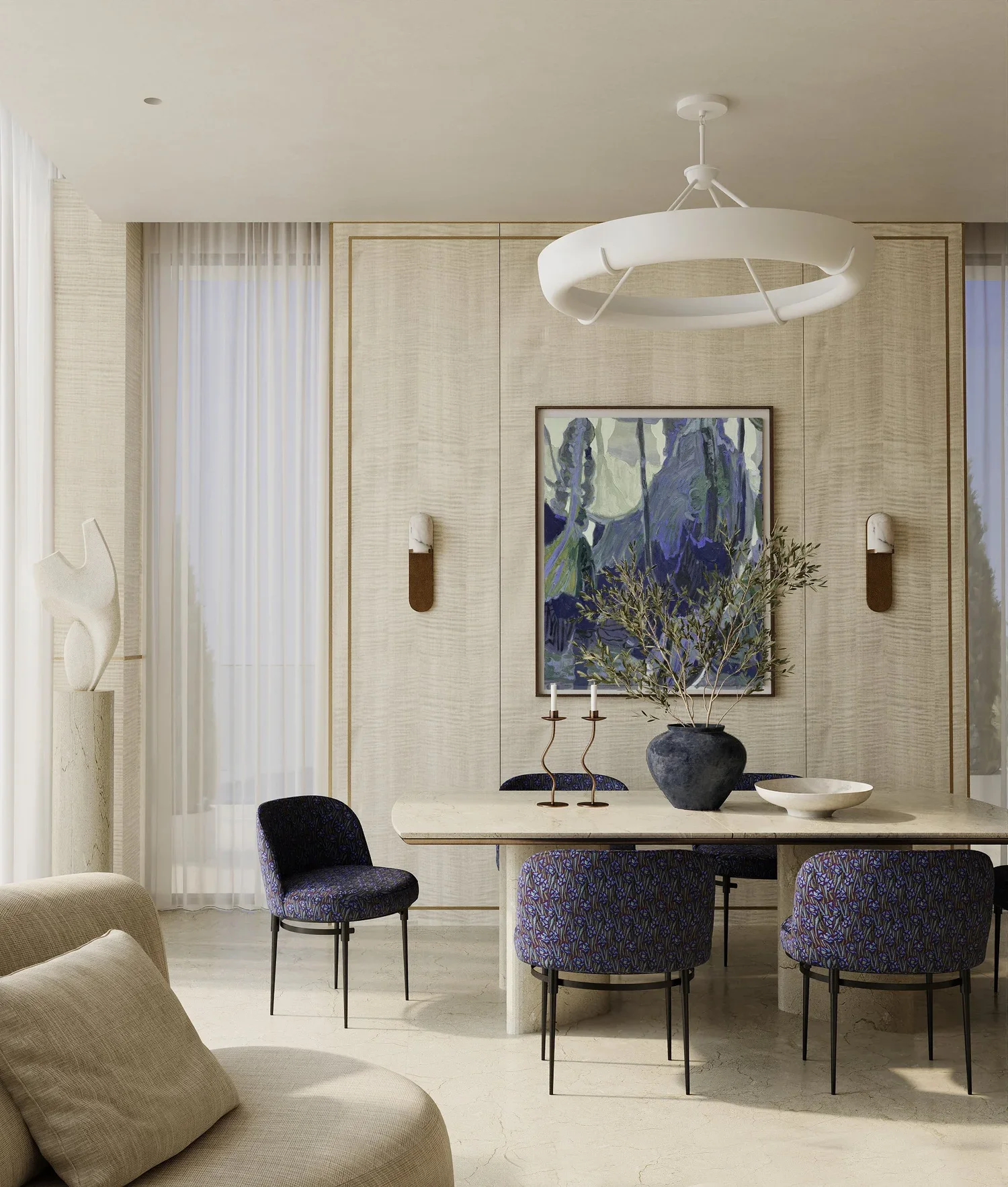 Salle à manger élégante avec un grand tableau, vase avec des branches, bougeoirs, meubles en tissus violet, et un lustre blanc