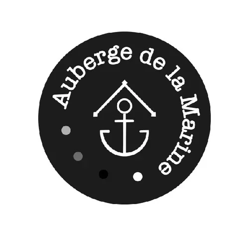 Logo circulaire noir avec texte blanc 'Auberge de la Maritombre' et une ancre stylisée en son centre.