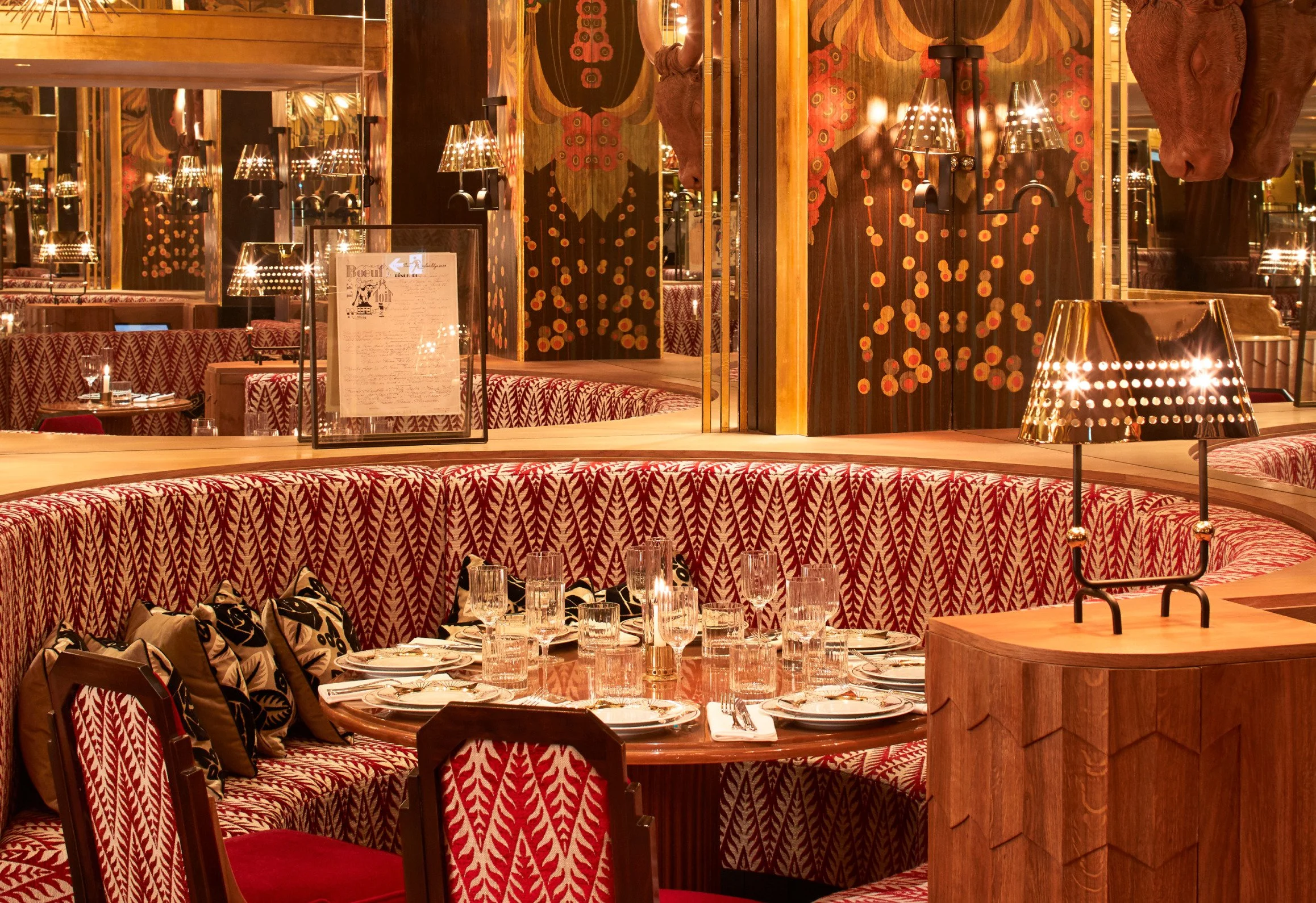 Salle de restaurant, banquettes rondes