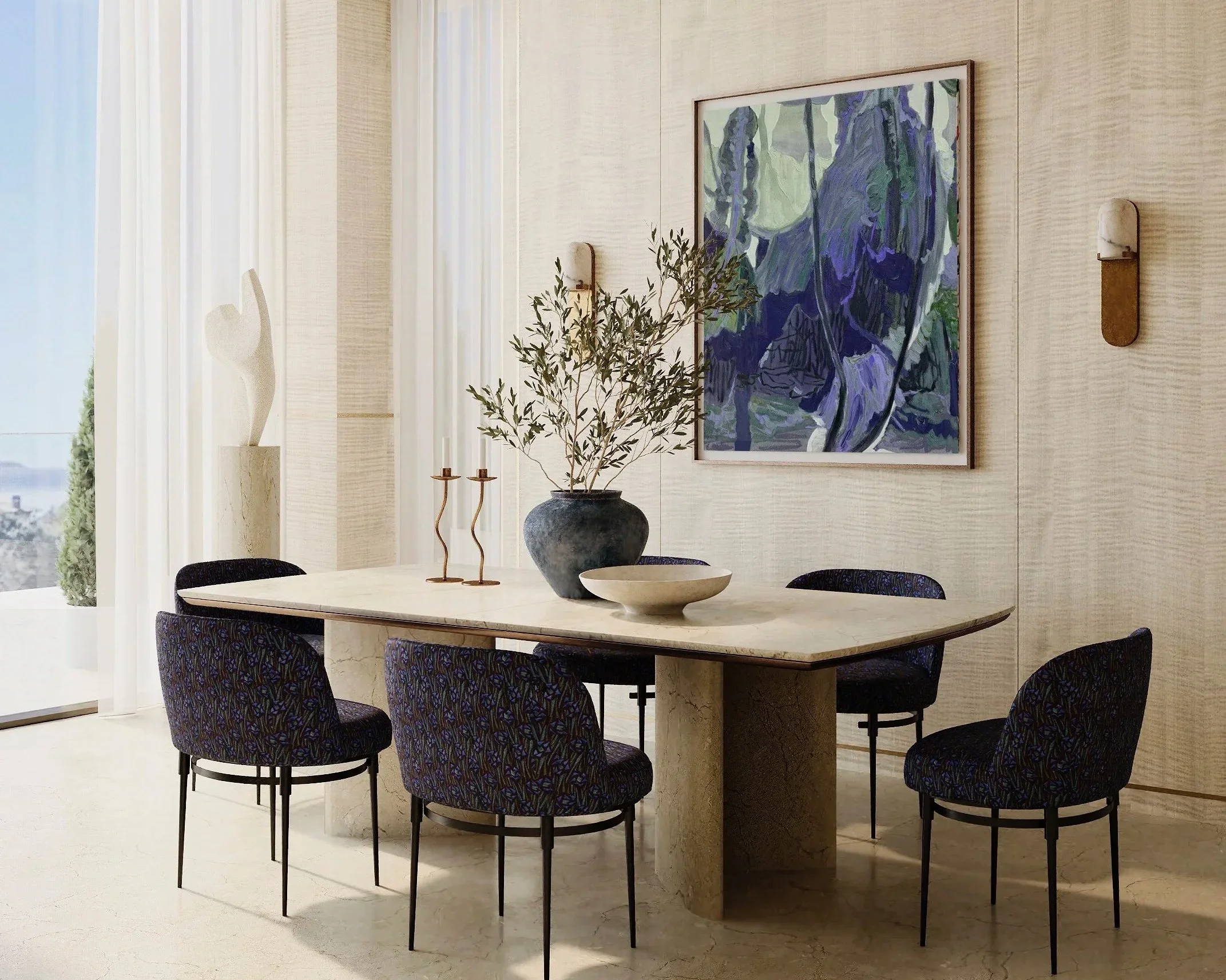 Salle à manger élégante avec une table en marbre, cinq chaises rembourrées foncées, un vase avec des branches d'olivier, une peinture abstraite dans un cadre en bois sur le mur, un sculpture blanche et un tableau mural, près d'une grande fenêtre avec rideaux blancs.