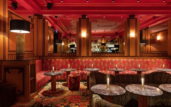 Espace du bar  et les tables 