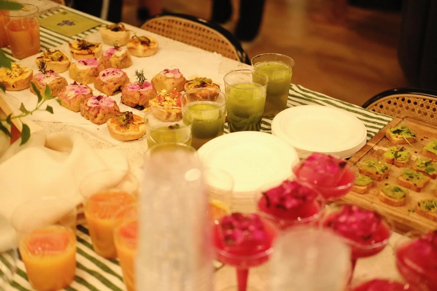 we catered the most beautiful garden melee birthday celebration this past weekend and are feeling so grateful for opportunities in alignment with seasonal eating 🌺💧🩷

custom ice cubes for cold pressed juices + mocktails, refined sugar free + glute