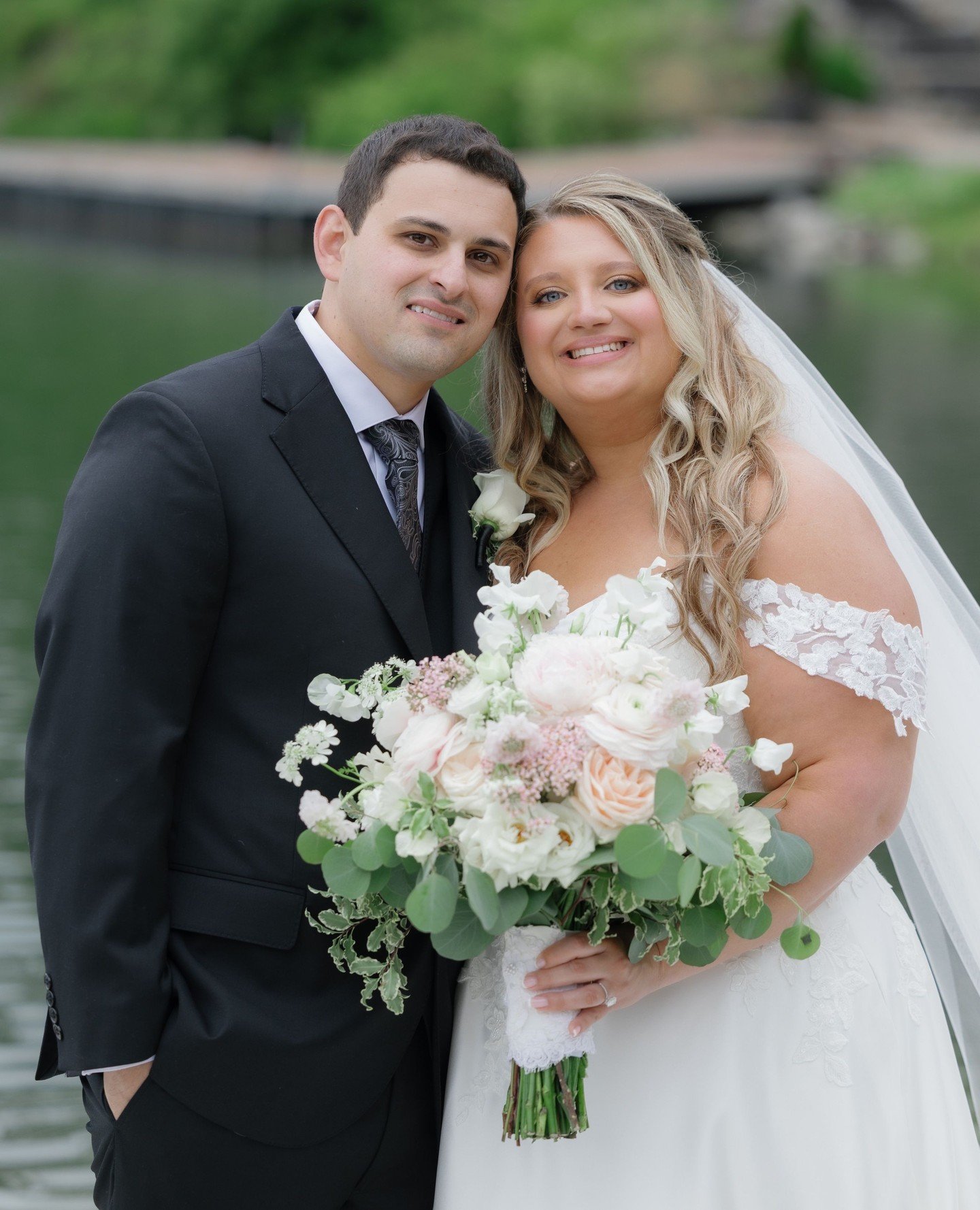 Justin &amp; Emily ✨️⁠
⁠
@rockislandlakeclub⁠
@jenoceanaphotography⁠
⁠
#weddingdecor #wedding #njflorist #trendybride #modernbride #weddingflowers #weddingfashion #weddingflorist #newjerseybride #weddingbouquet #flowers #flowerstagram #floraldesign #
