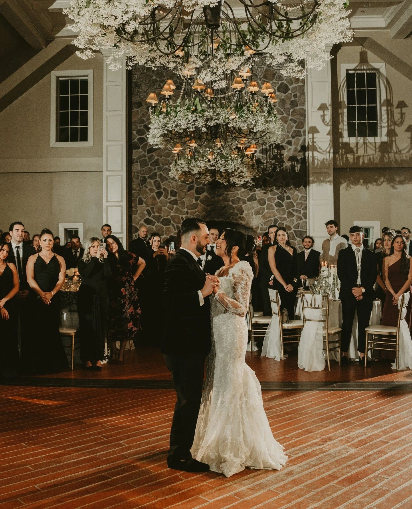 Nothing quite as magical as dancing under snowy baby's breath clouds 🌨️⁠
⁠
@therylandinn⁠
@sophiegabriellaphotography⁠
@pumpkinlyprints 
⁠
#wedding #weddinginspiration #weddingdecor #weddingflowers #couple #florist #floraldesigner #bride #brideandgr