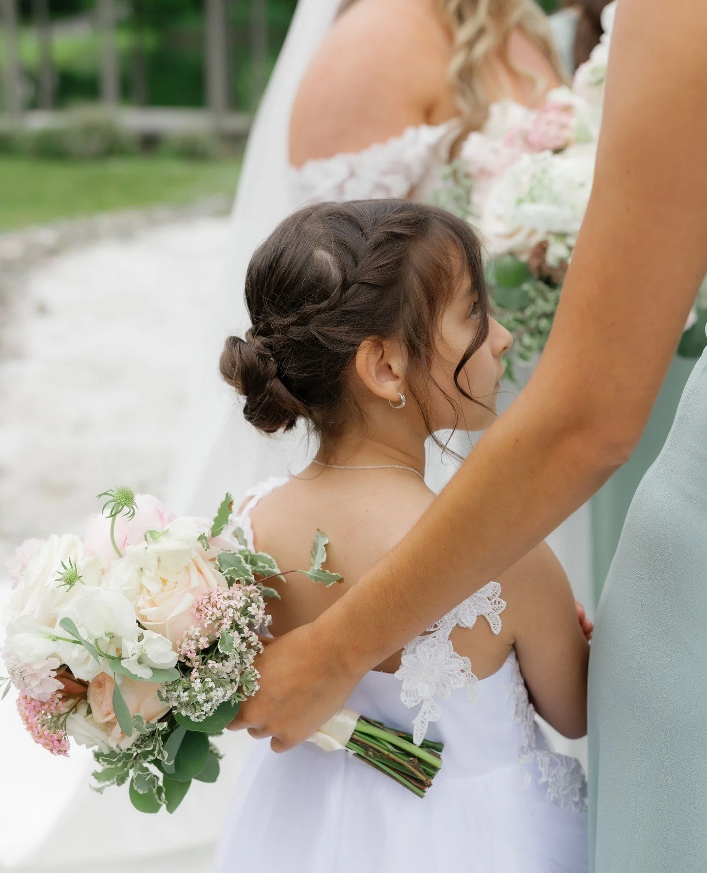 The girls 🌸⁠
⁠
@rockislandlakeclub⁠
@jenoceanaphotography⁠
⁠
#weddingdecor #wedding #njflorist #trendybride #modernbride #weddingflowers #weddingfashion #weddingflorist #newjerseybride #weddingbouquet #flowers #flowerstagram #floraldesign #floraldes