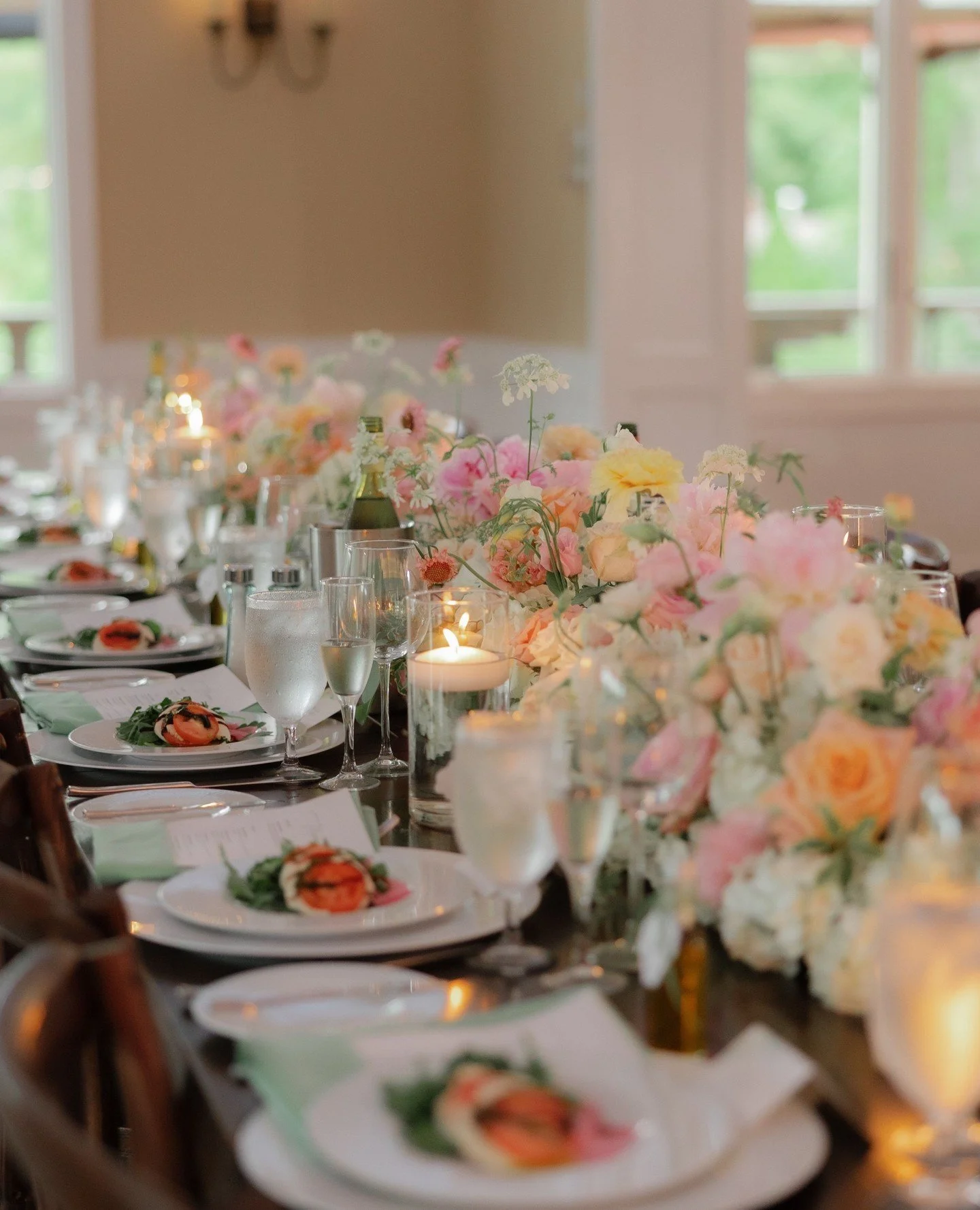 Pretty spring table 🌸⁠
⁠
@rockislandlakeclub⁠
@jenoceanaphotography⁠
⁠
#weddingdecor #wedding #njflorist #trendybride #modernbride #weddingflowers #weddingfashion #weddingflorist #newjerseybride #weddingbouquet #flowers #flowerstagram #floraldesign 