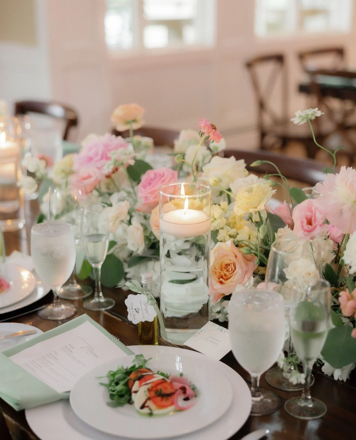 ⁠Forever savoring these pastel color palettes⁠
⁠
@rockislandlakeclub⁠
@jenoceanaphotography⁠
⁠
#weddingdecor #wedding #njflorist #trendybride #modernbride #weddingflowers #weddingfashion #weddingflorist #newjerseybride #weddingbouquet #flowers #flowe