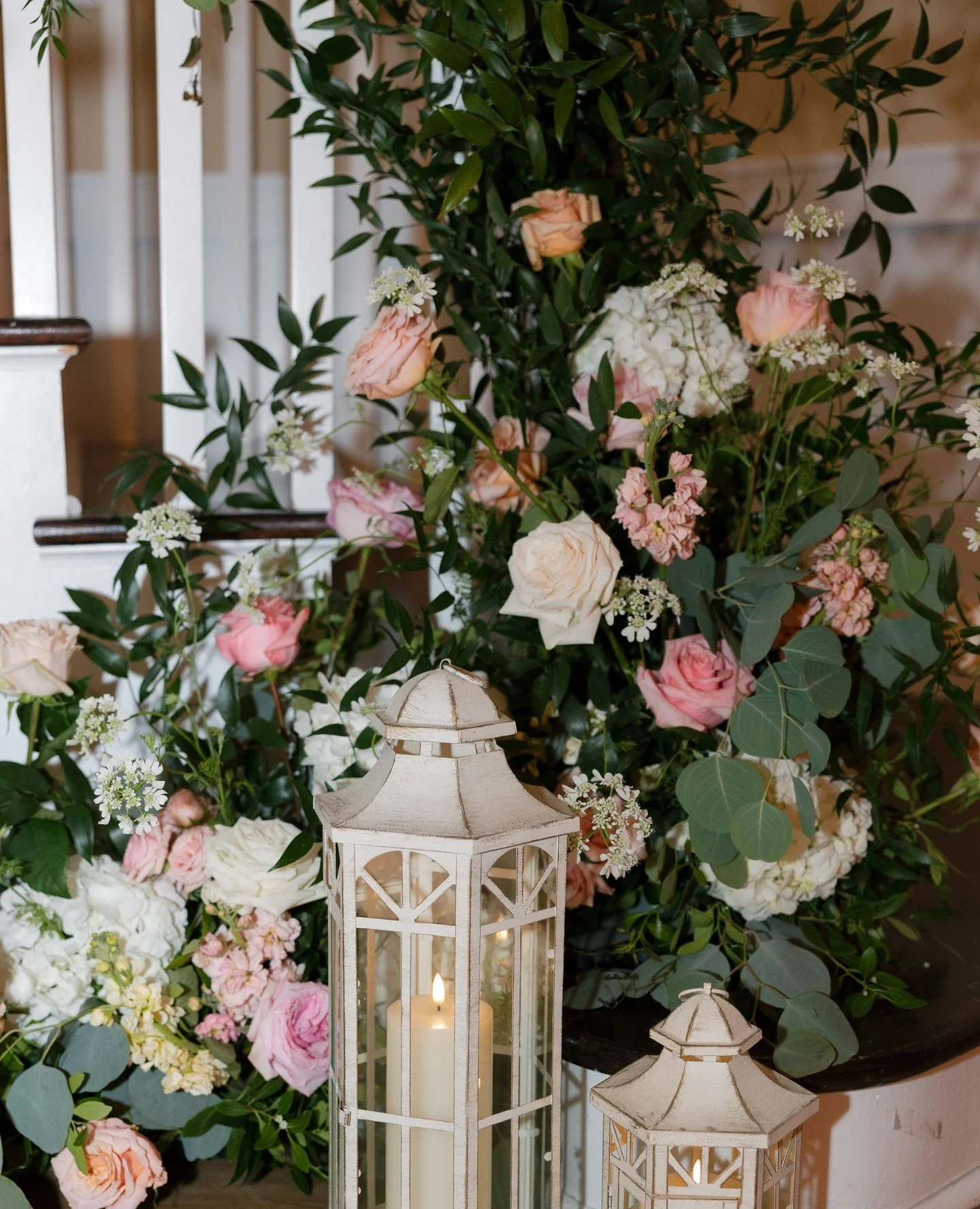 Beauty in every corner⁠
⁠
@rockislandlakeclub⁠
@jenoceanaphotography⁠
⁠
#weddingdecor #wedding #njflorist #trendybride #modernbride #weddingflowers #weddingfashion #weddingflorist #newjerseybride #weddingbouquet #flowers #flowerstagram #floraldesign 