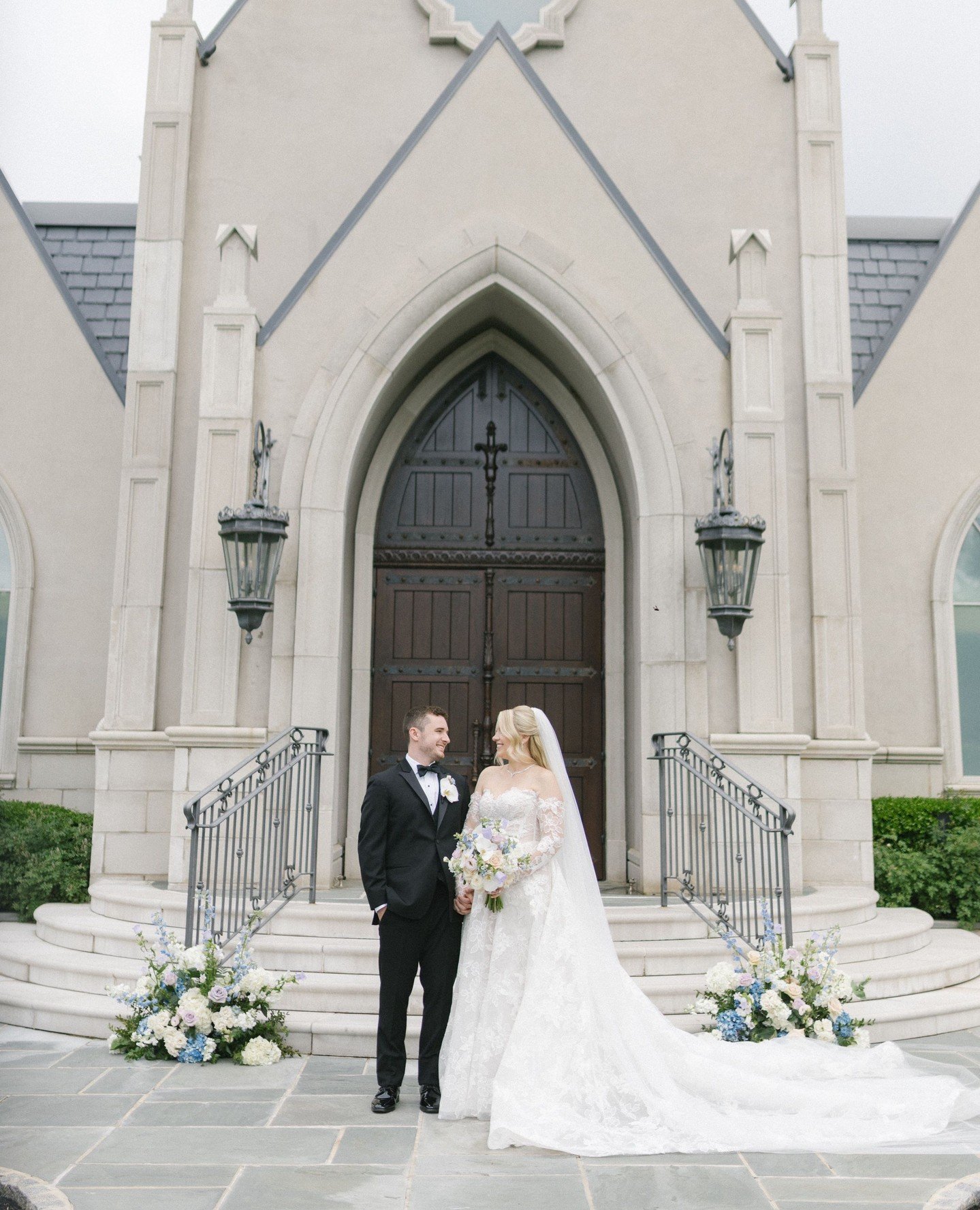Janelle &amp; James⁠
⁠
@parkchateau⁠
@jordanbrianstudios⁠
⁠
#wedding #weddinginspiration #weddingflowers #florist #flowers